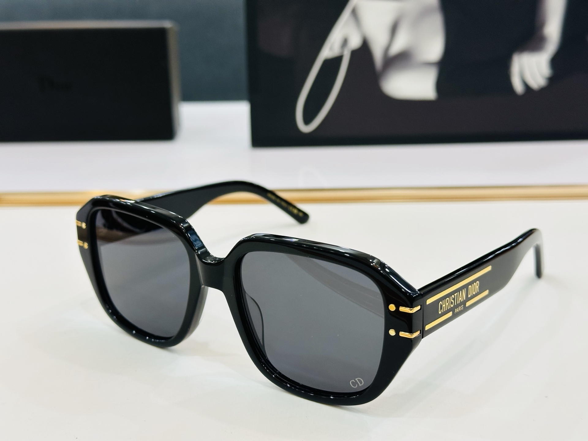 🔻DIO* 10AO 迪家 Size：55口19-145 1春夏款墨镜 😎🔆🔥🔥搭配镜腿精致烫字配饰 b