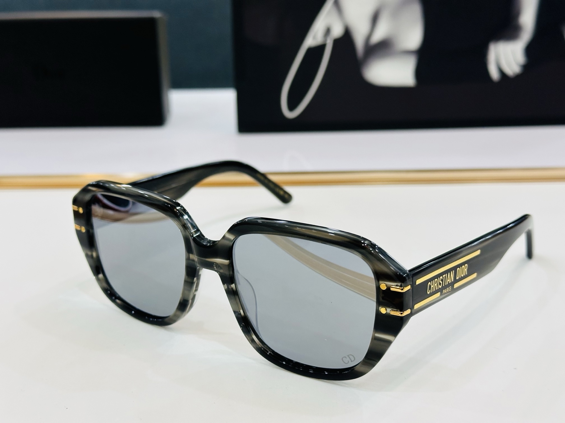 🔻DIO* 10AO 迪家 Size：55口19-145 1春夏款墨镜 😎🔆🔥🔥搭配镜腿精致烫字配饰 b
