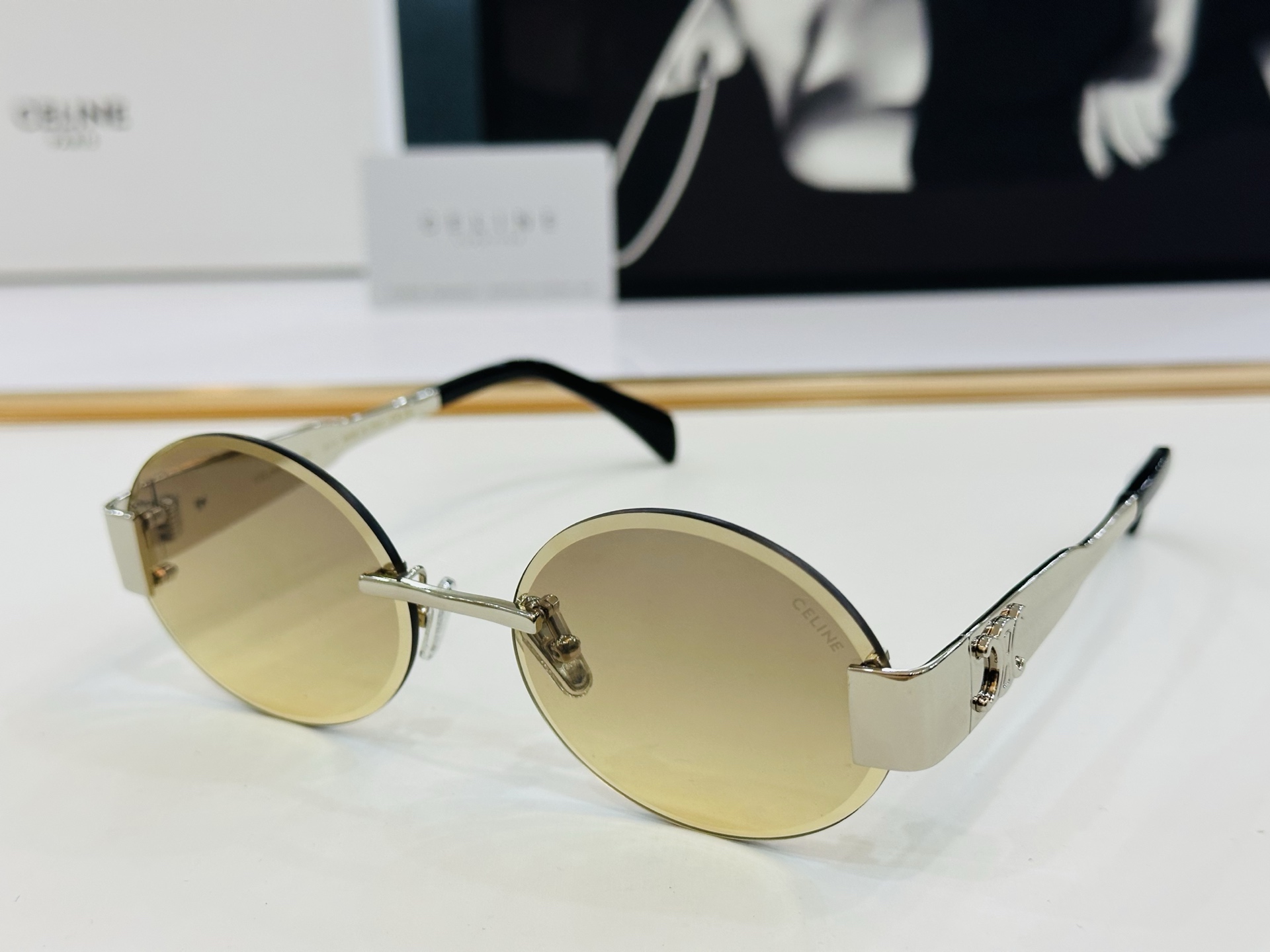【CELINE】赛琳 CL42121U Size：56口17-142  一直热销的款式 欧美风 光泽度好