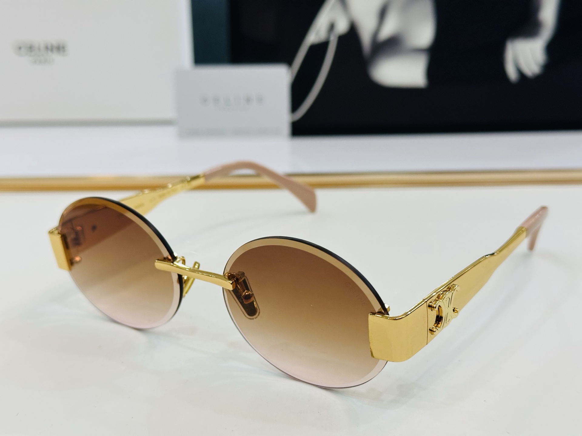 【CELINE】赛琳 CL42121U Size：56口17-142  一直热销的款式 欧美风 光泽度好