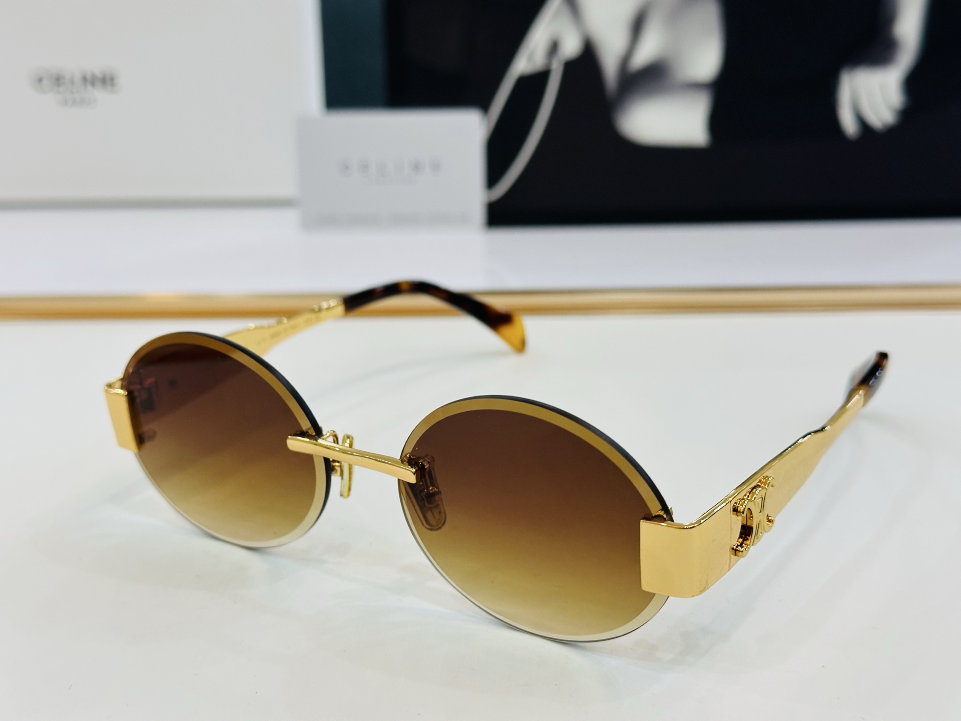 【CELINE】赛琳 CL42121U Size：56口17-142  一直热销的款式 欧美风 光泽度好