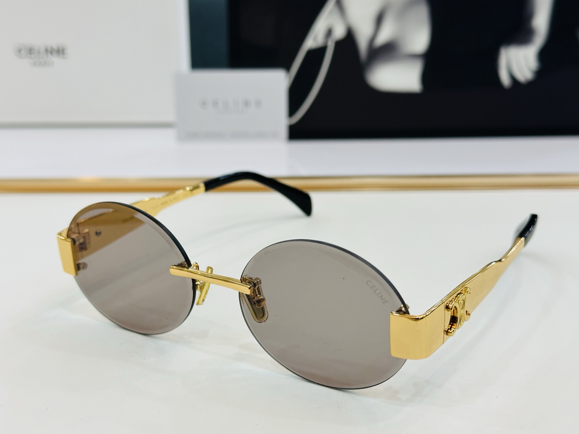 【CELINE】赛琳 CL42121U Size：56口17-142  一直热销的款式 欧美风 光泽度好