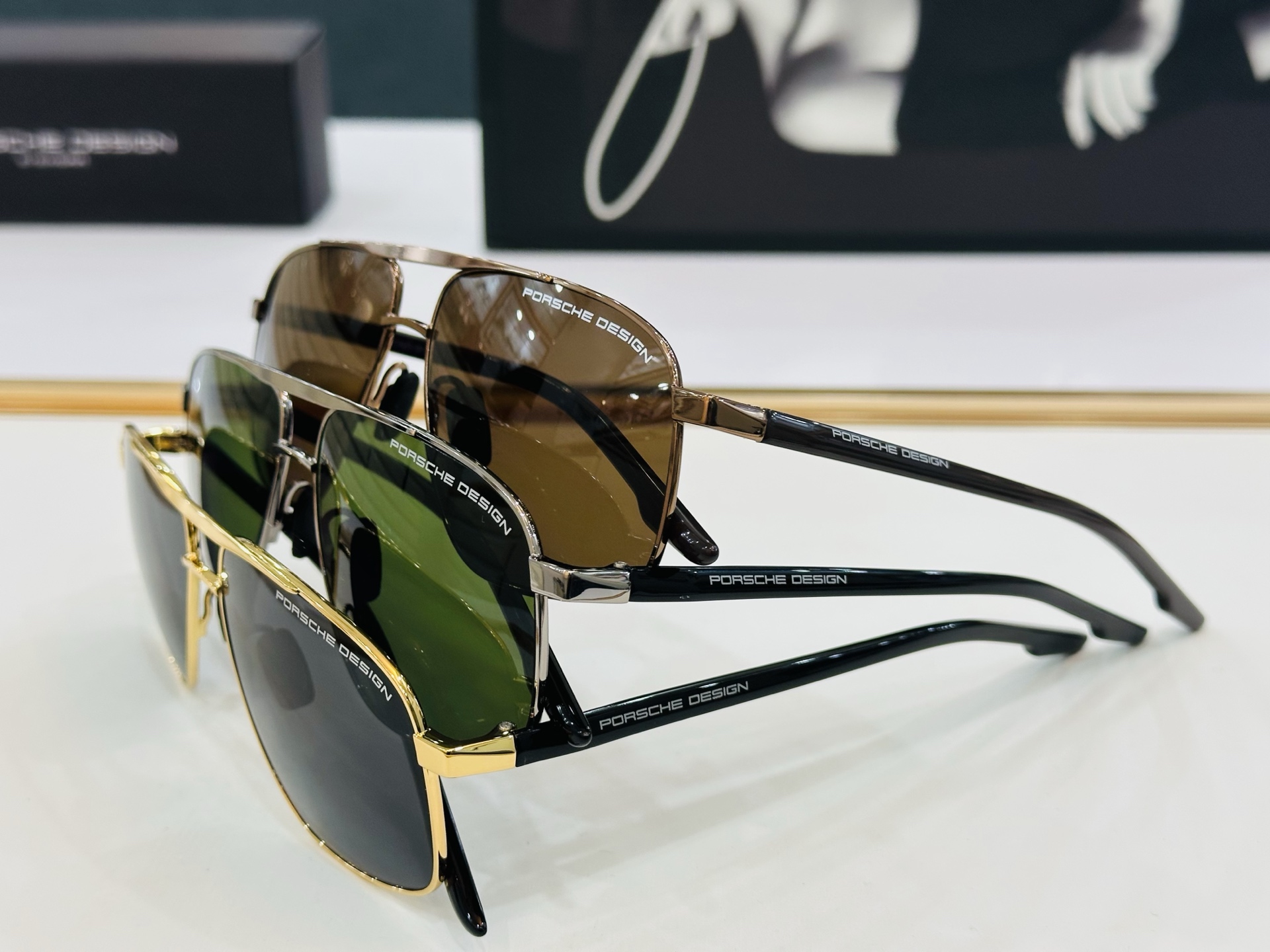 🆕 保时家    Size：56口16-140 强时尚色帅气框型得意 C男女同款墨镜😎😎舒适 🔥🕶️