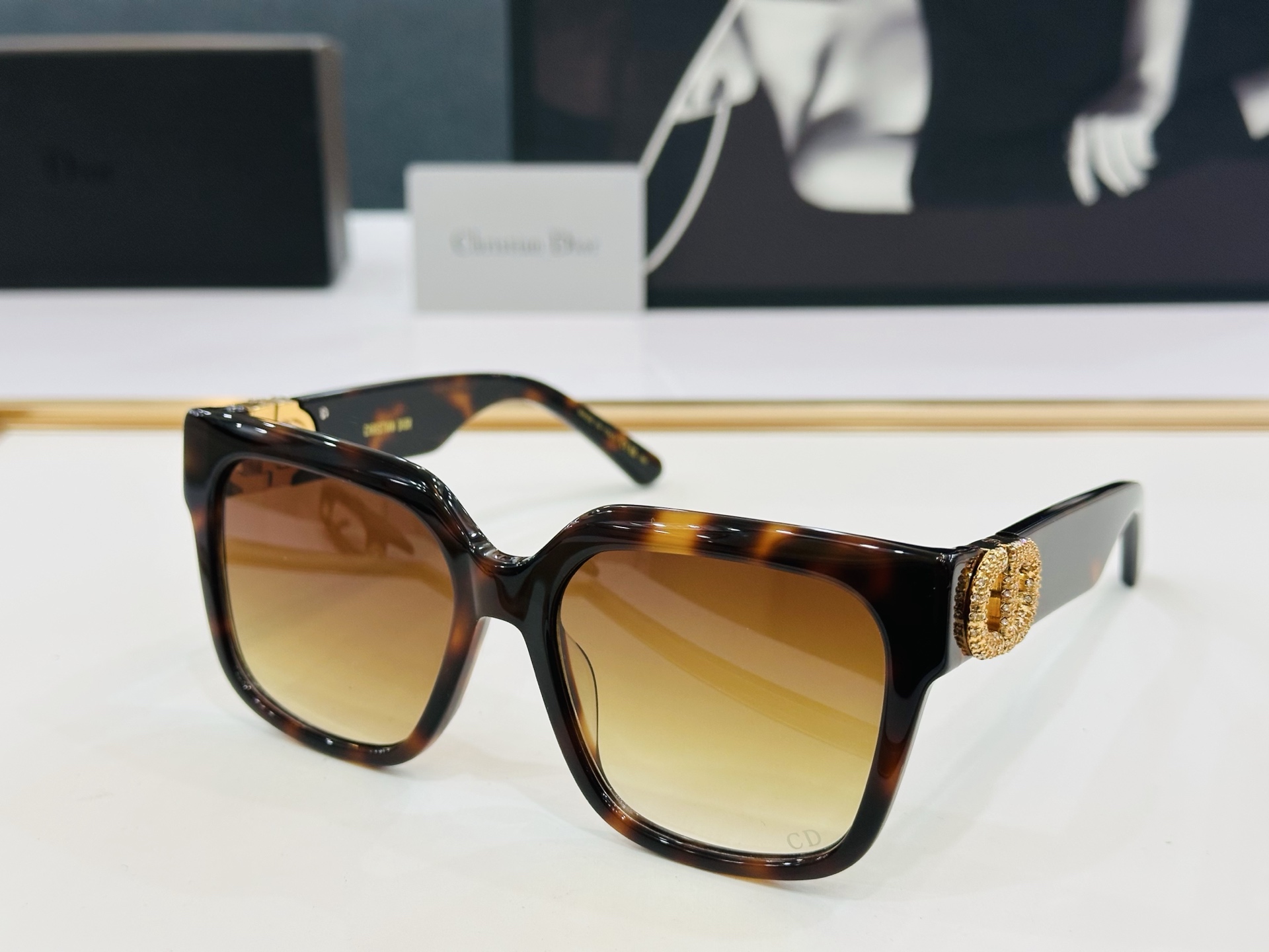 🔻🔻🔻DIO* S11 迪家 Size：56口18-135 春夏款墨镜 😎🔆🔥🔥搭配镜腿精致烫字配饰 X