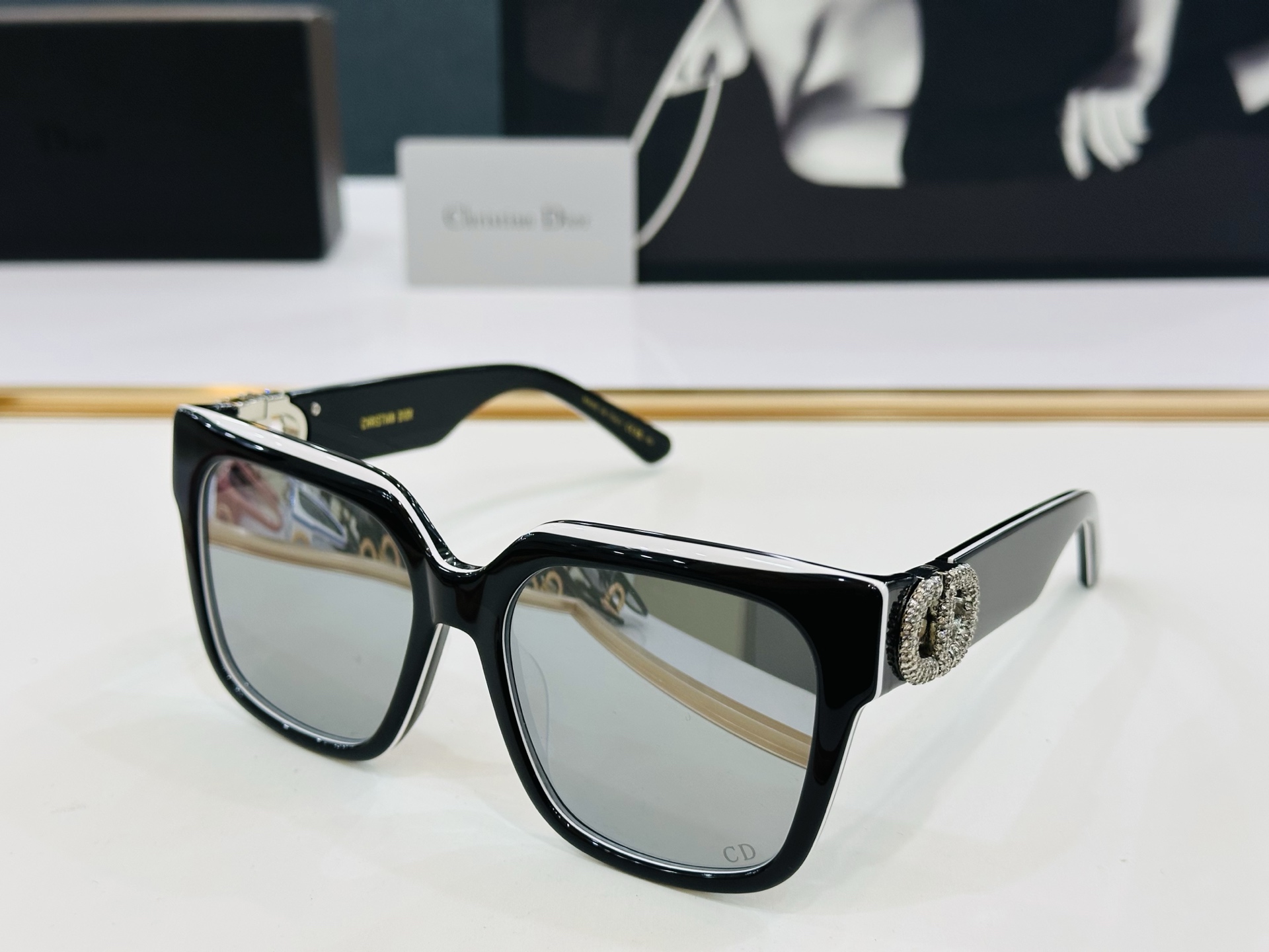 🔻🔻🔻DIO* S11 迪家 Size：56口18-135 春夏款墨镜 😎🔆🔥🔥搭配镜腿精致烫字配饰 X