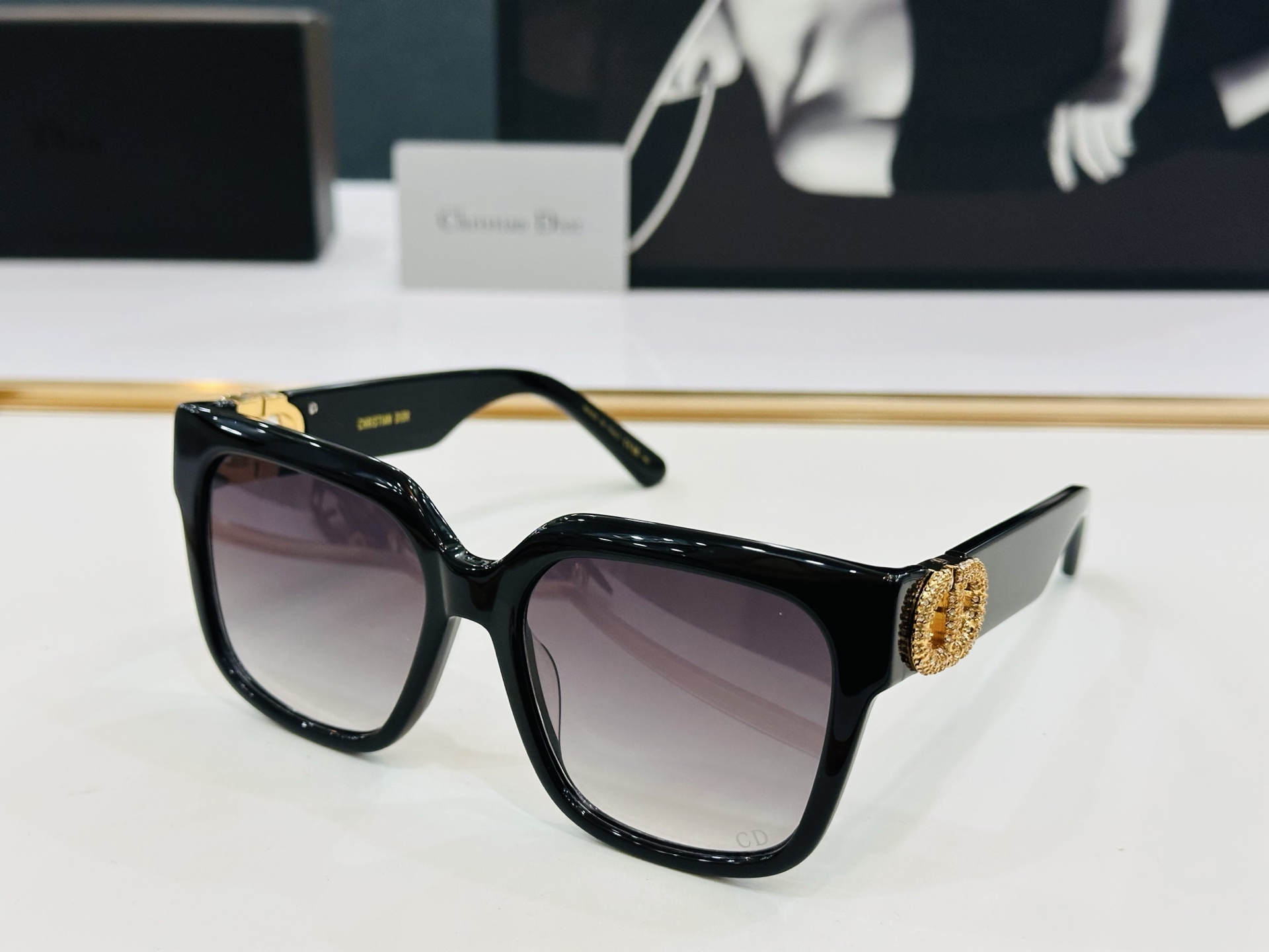 🔻🔻🔻DIO* S11 迪家 Size：56口18-135 春夏款墨镜 😎🔆🔥🔥搭配镜腿精致烫字配饰 X