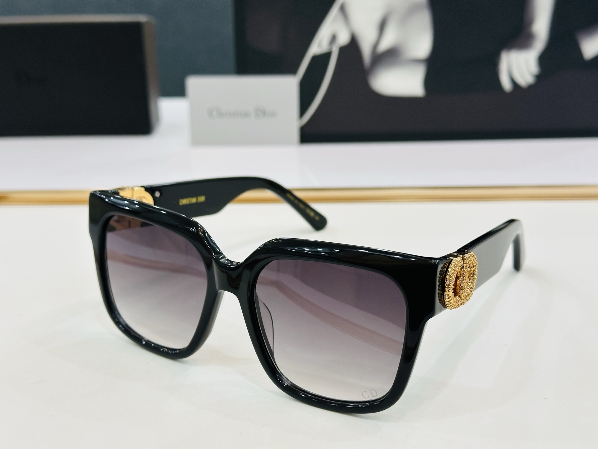 🔻🔻🔻DIO* S11 迪家 Size：56口18-135 春夏款墨镜 😎🔆🔥🔥搭配镜腿精致烫字配饰 X