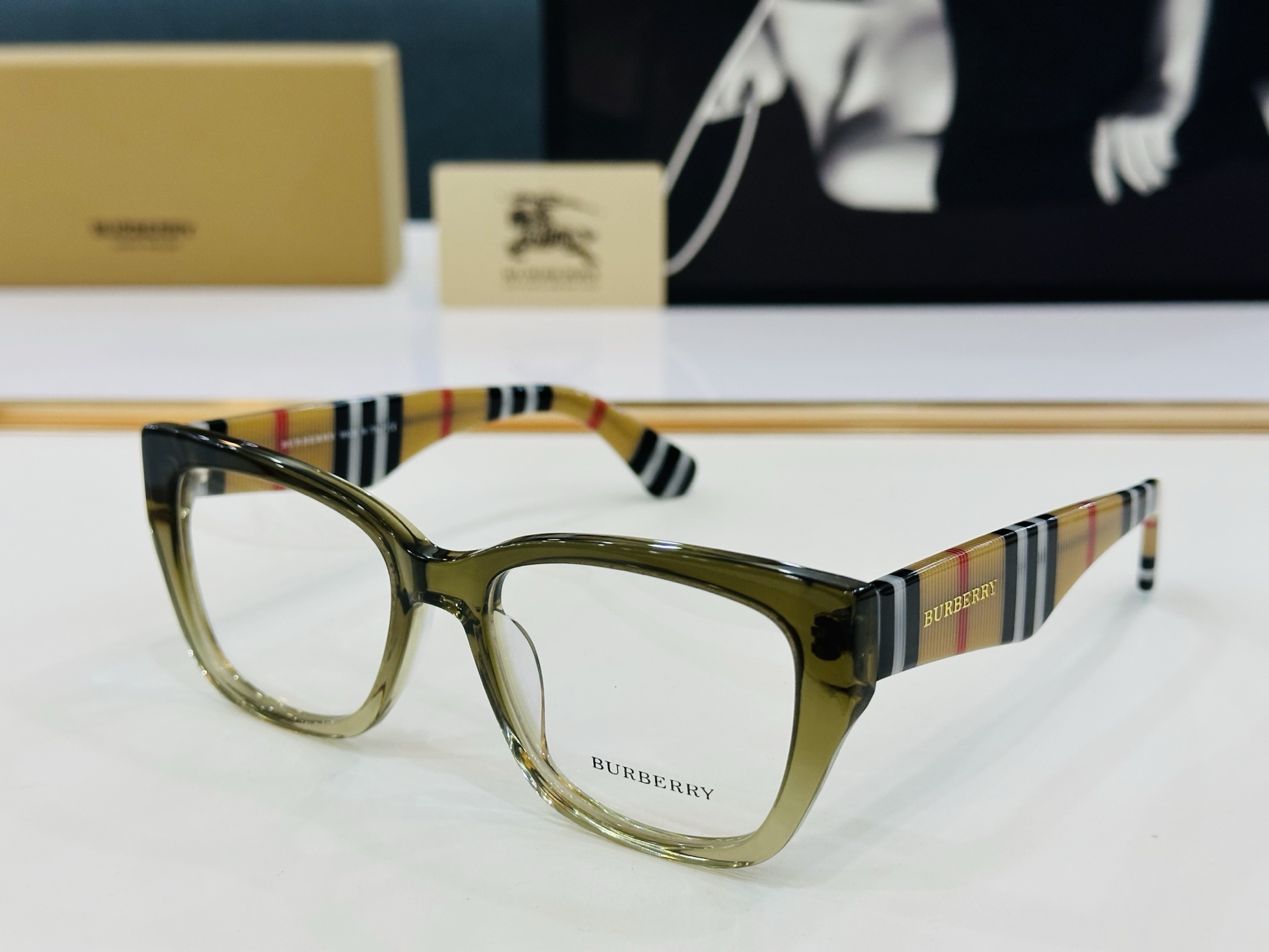 新款 BURBERR*🔻巴家 BE2412   百搭镜架Size：53口18-145 高品质 到货 🌲🌲