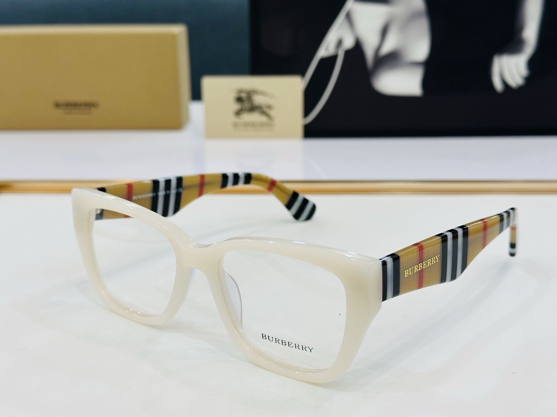 新款 BURBERR*🔻巴家 BE2412   百搭镜架Size：53口18-145 高品质 到货 🌲🌲