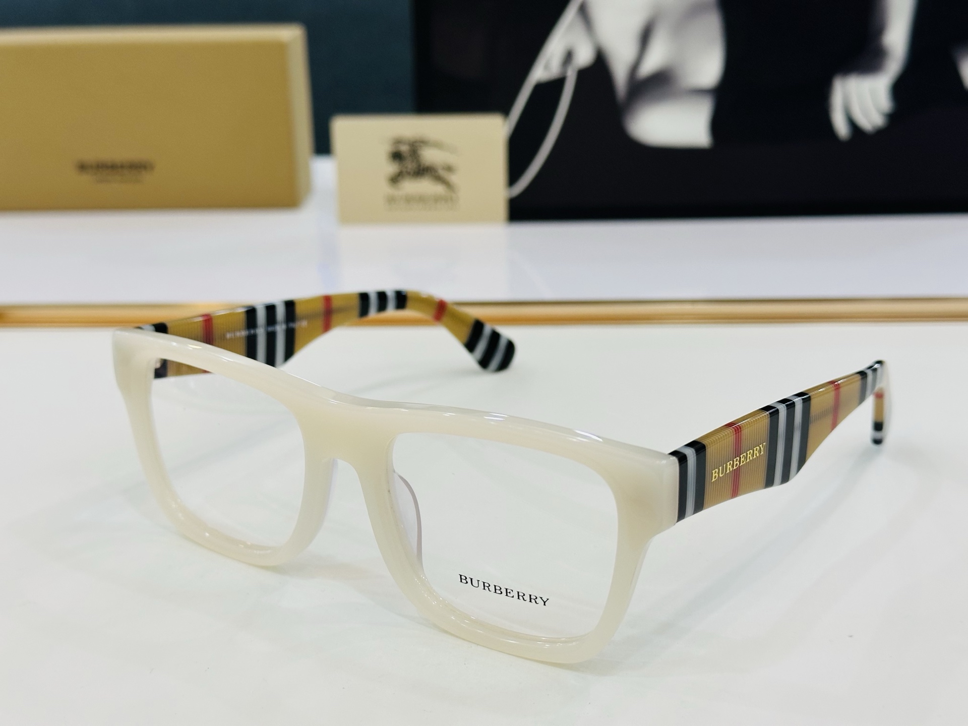 新款 BURBERR*🔻巴家 BE2411   百搭镜架Size：55口20-145 高品质 到货 🌲🌲