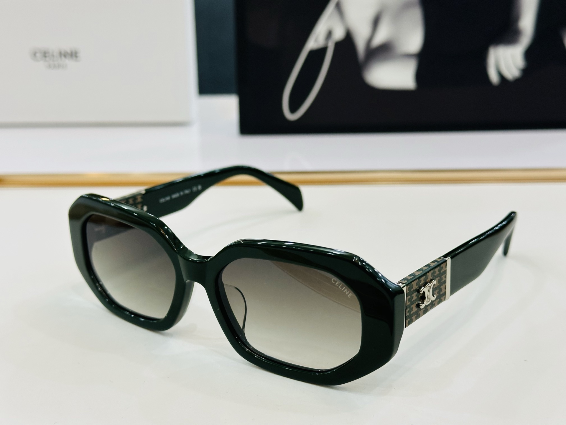 【CELINE】赛琳 CL40169 Size：55口17-145  一直热销的款式，欧美风 光泽度好 