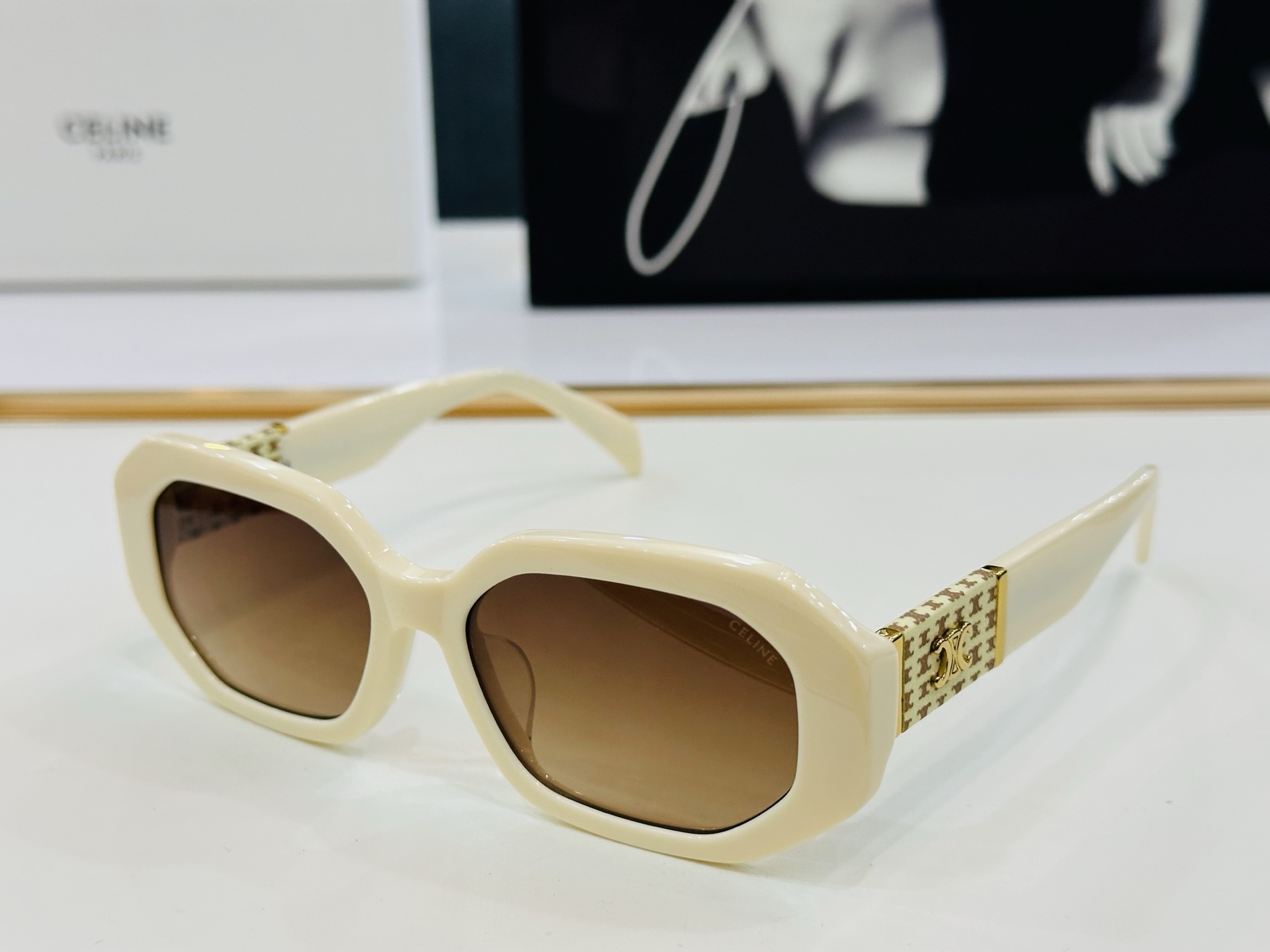 【CELINE】赛琳 CL40169 Size：55口17-145  一直热销的款式，欧美风 光泽度好 
