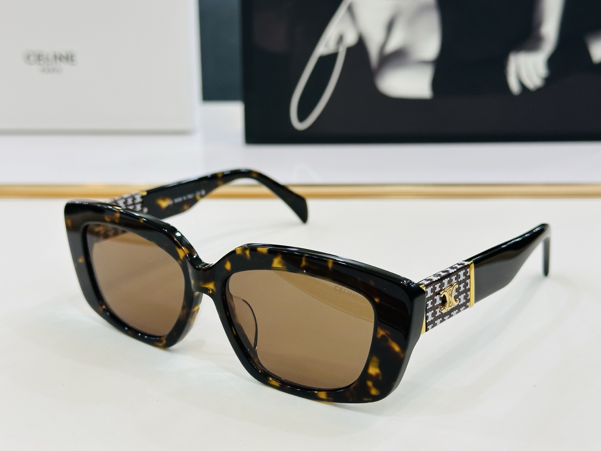 【CELINE】赛琳 CL40168U  Size：55口16-145  一直热销的款式，欧美风 光泽度