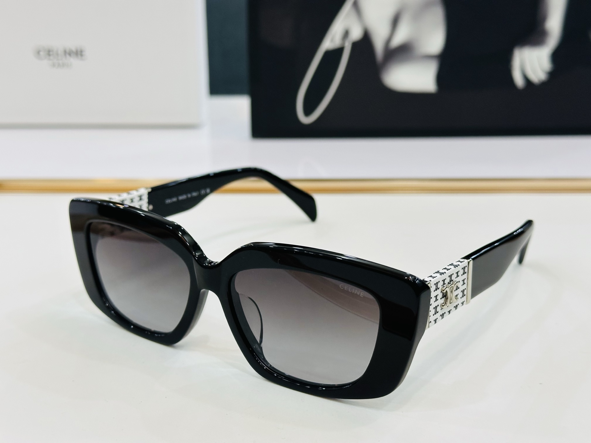 【CELINE】赛琳 CL40168U  Size：55口16-145  一直热销的款式，欧美风 光泽度