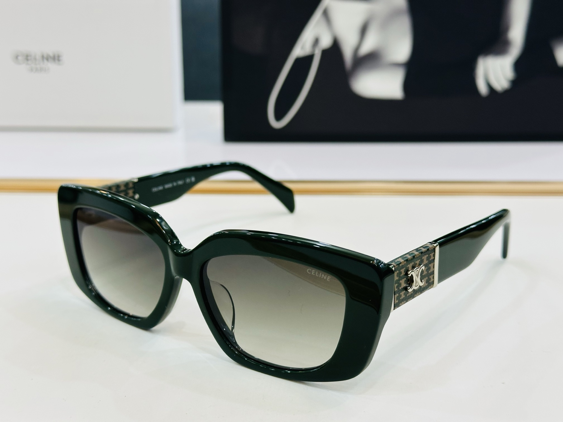 【CELINE】赛琳 CL40168U  Size：55口16-145  一直热销的款式，欧美风 光泽度