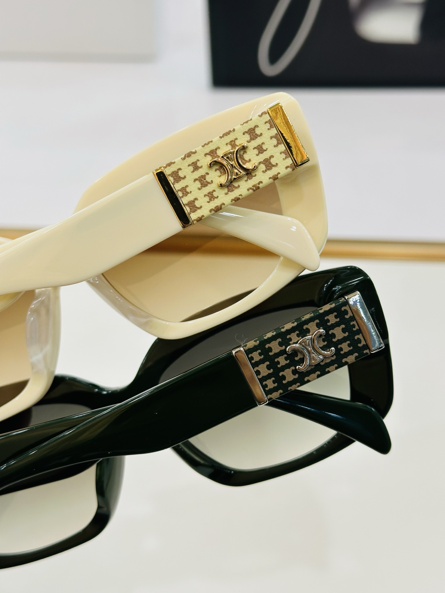 【CELINE】赛琳 CL40168U  Size：55口16-145  一直热销的款式，欧美风 光泽度