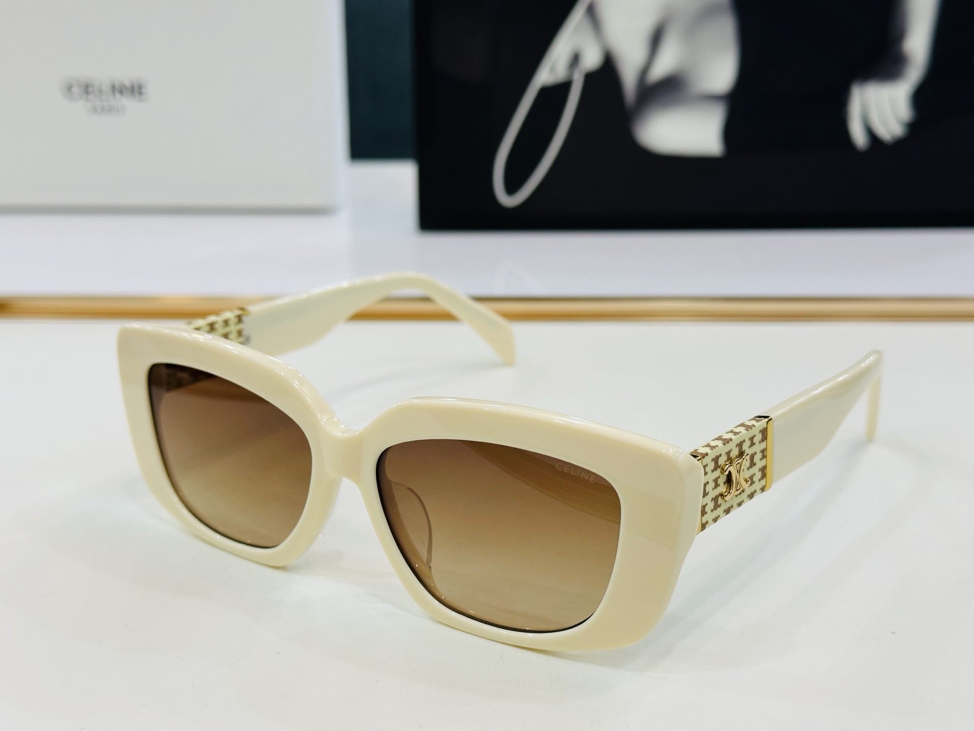 【CELINE】赛琳 CL40168U  Size：55口16-145  一直热销的款式，欧美风 光泽度