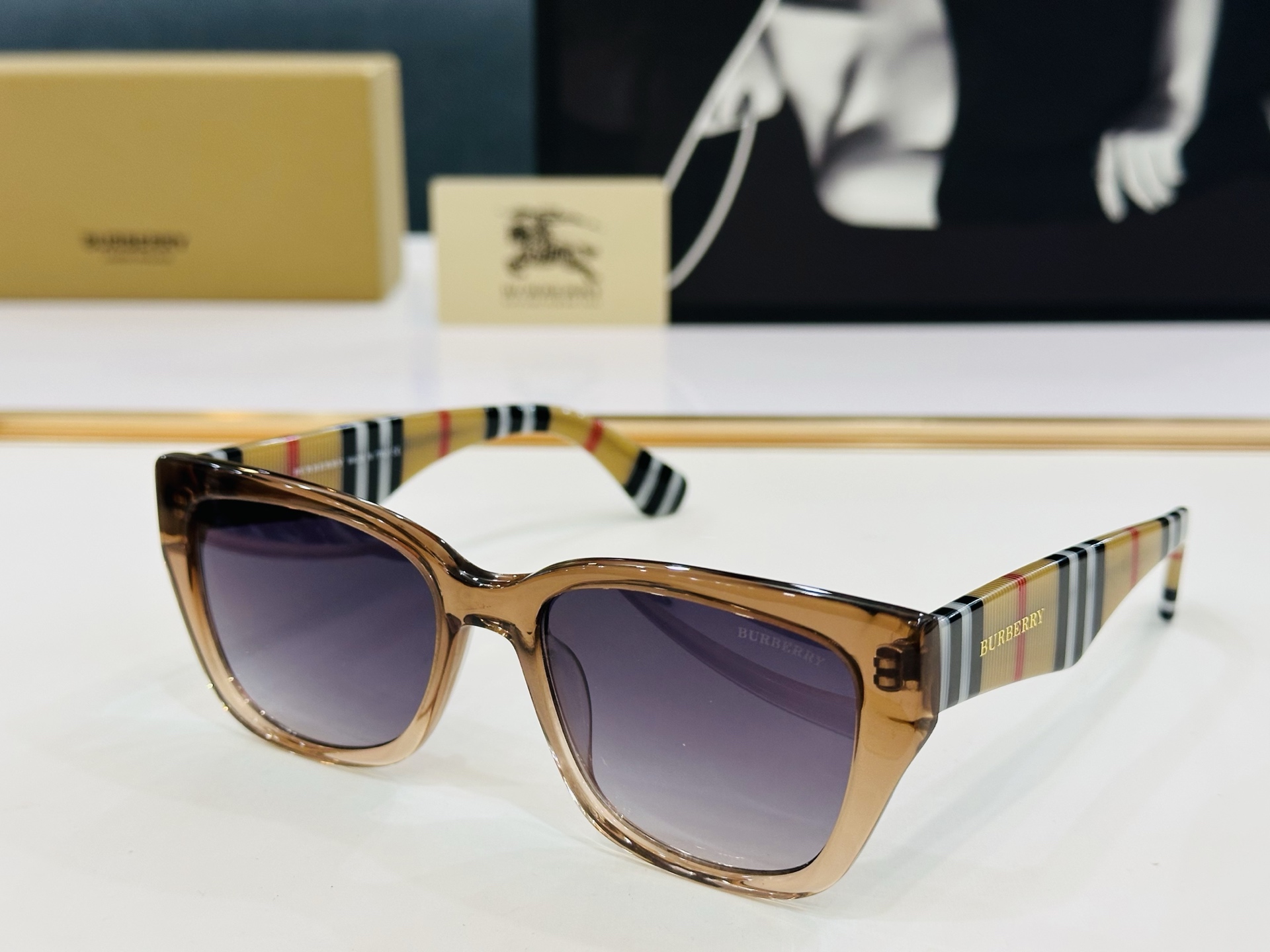 新款 BURBERR*🔻巴家 BE2412   百搭镜架Size：53口18-145 高品质 到货 🌲🌲