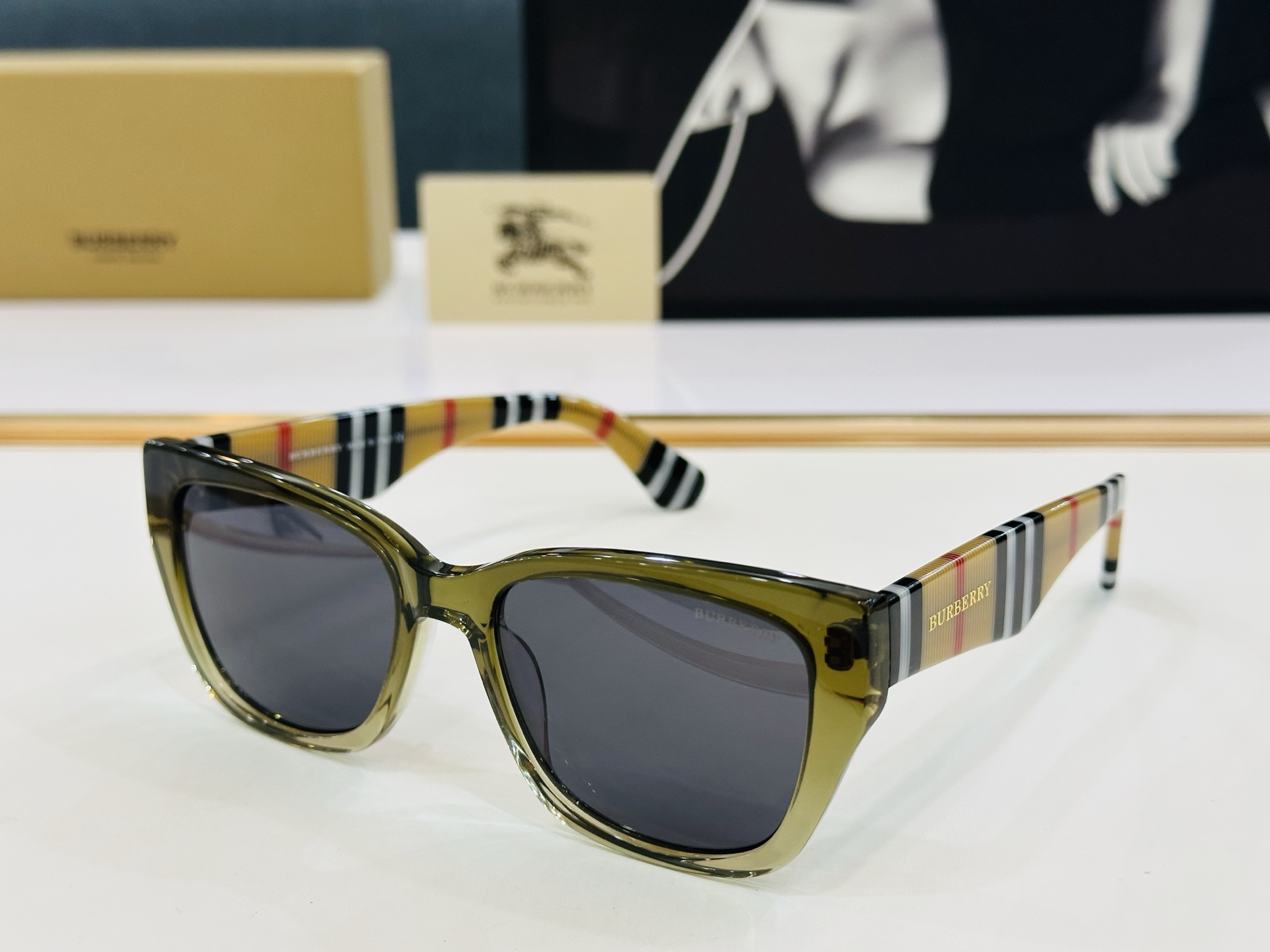 新款 BURBERR*🔻巴家 BE2412   百搭镜架Size：53口18-145 高品质 到货 🌲🌲