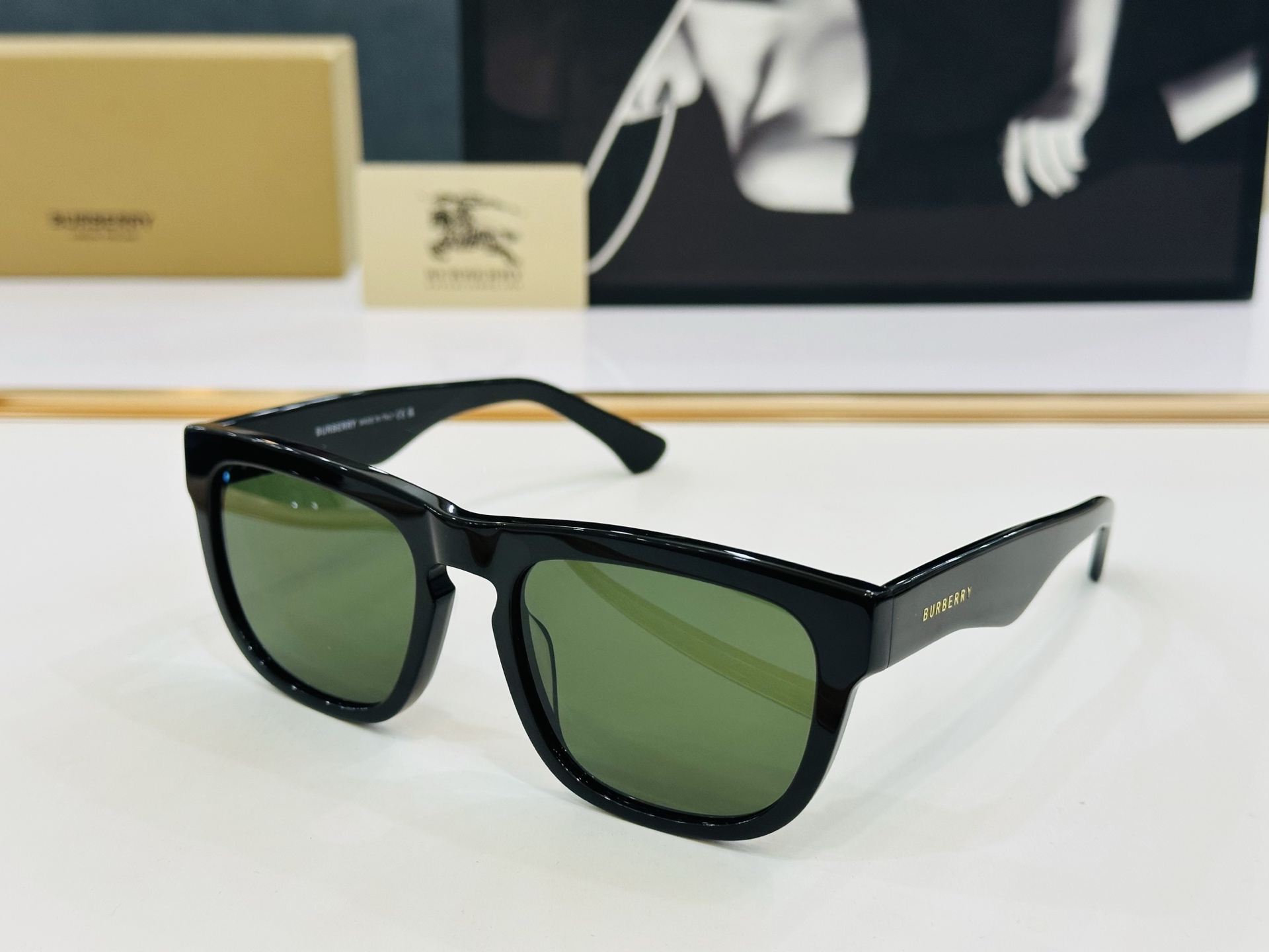 高品质✨BURBERR*✨ 巴家 BE4431U  
Size：56口20-145 女款太阳眼镜得意🌲🌲