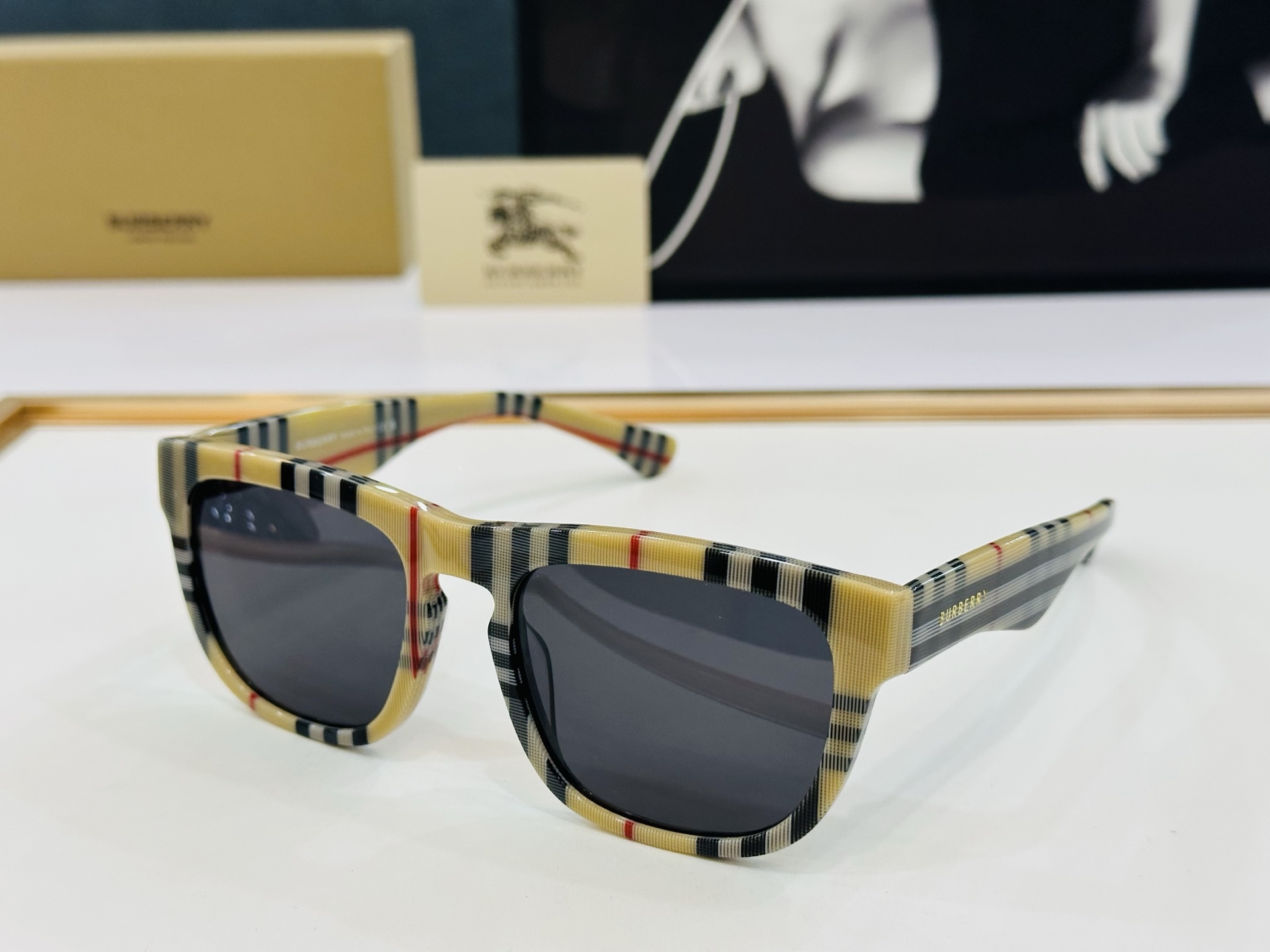 高品质✨BURBERR*✨ 巴家 BE4431U  
Size：56口20-145 女款太阳眼镜得意🌲🌲