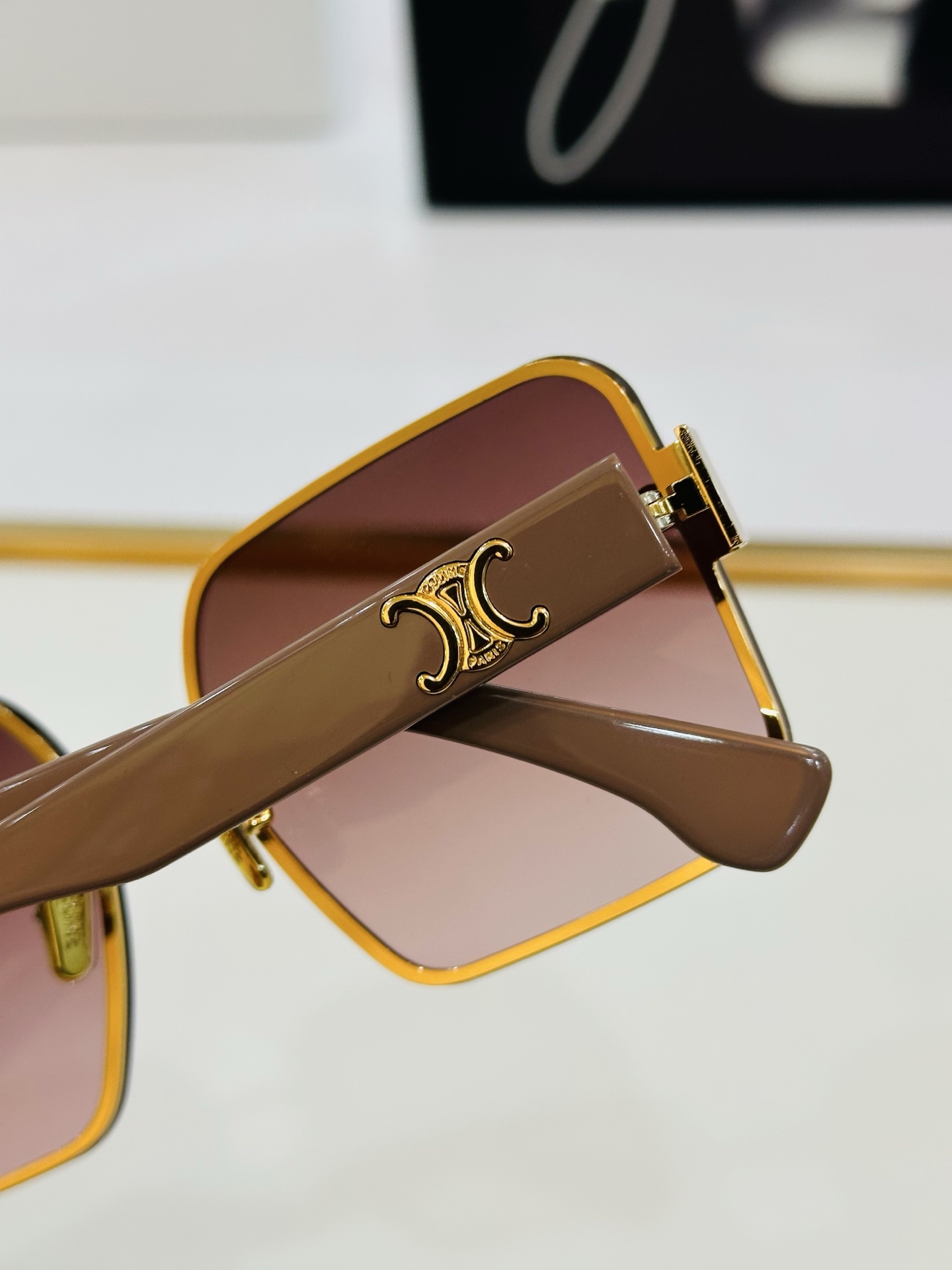CELINE】赛琳 CL40238 Size：53口20-146   一直热销的款式，欧美风 光泽度好 