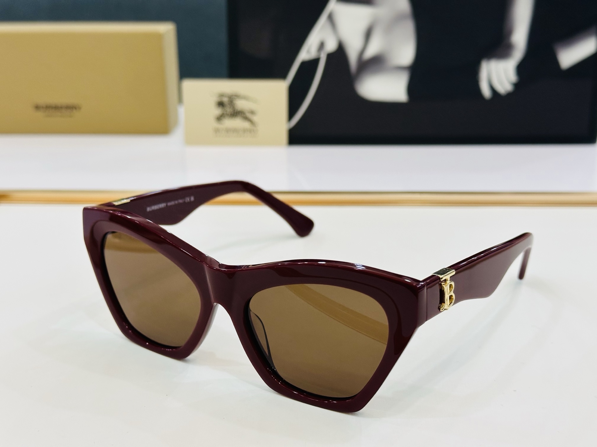 高品质✨BURBERR*✨ 巴家 BE4420 
Size：55口18-145 女款太阳眼镜得意🌲🌲 L