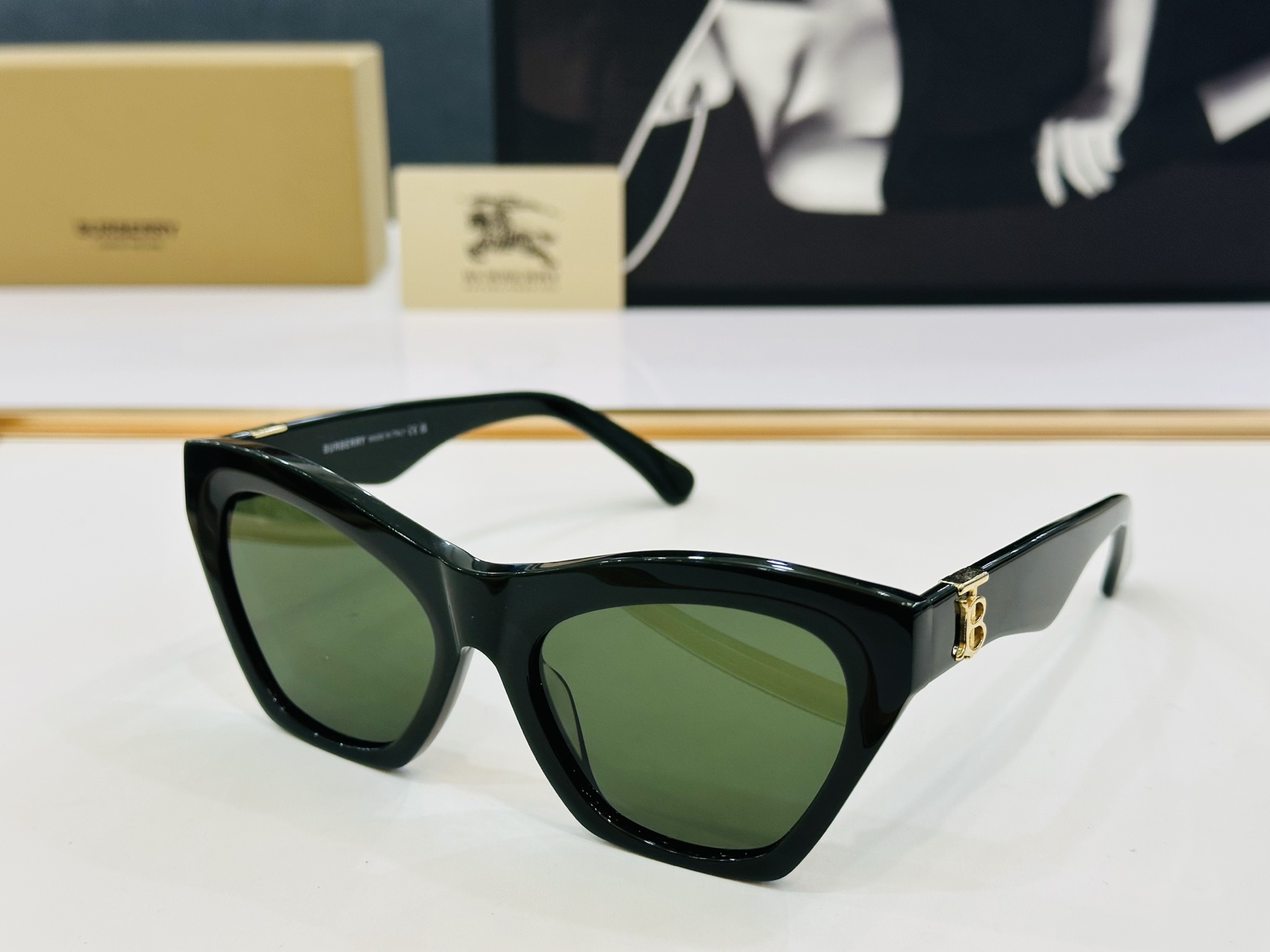 高品质✨BURBERR*✨ 巴家 BE4420 
Size：55口18-145 女款太阳眼镜得意🌲🌲 L