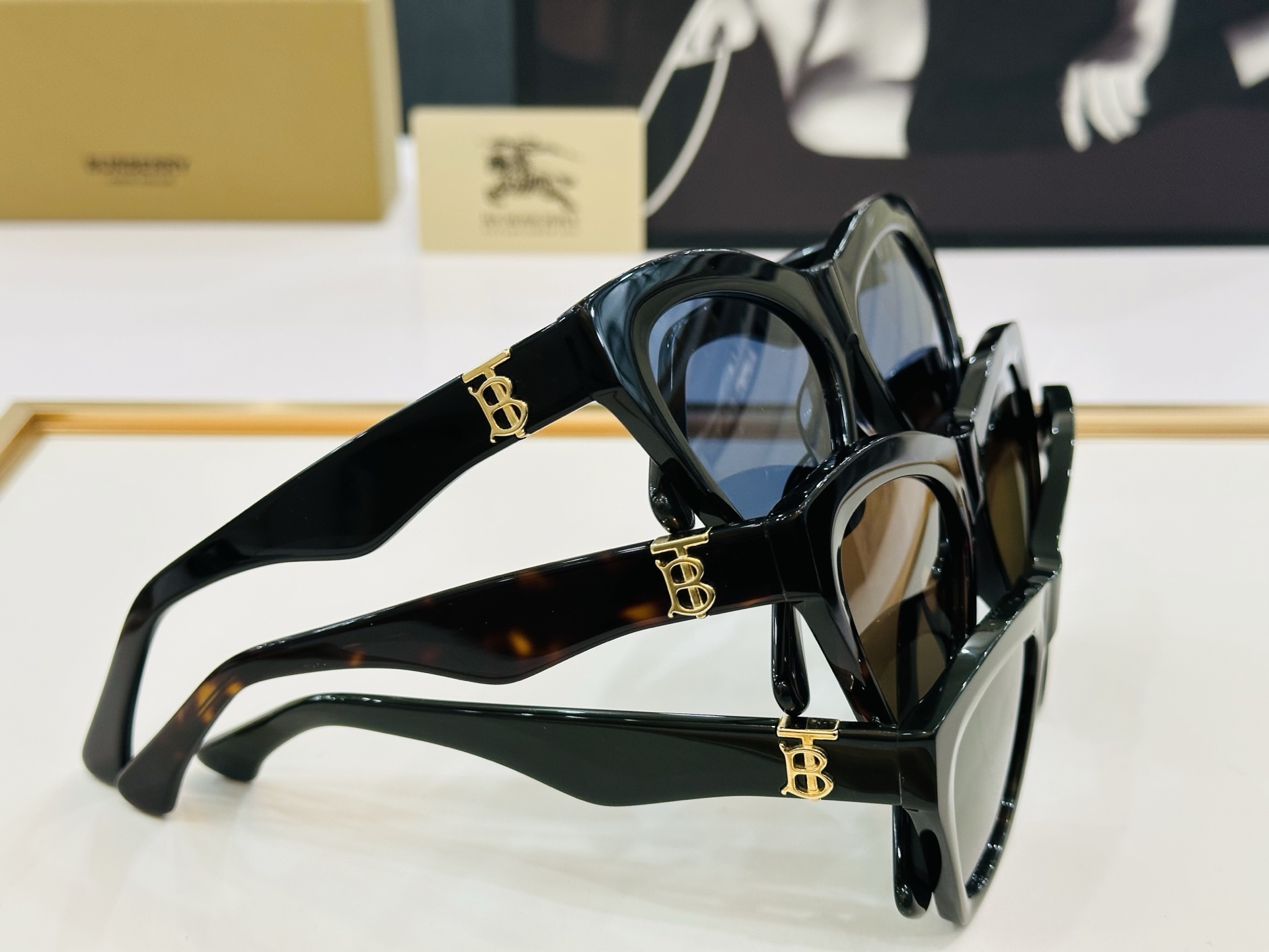 高品质✨BURBERR*✨ 巴家 BE4420 
Size：55口18-145 女款太阳眼镜得意🌲🌲 L