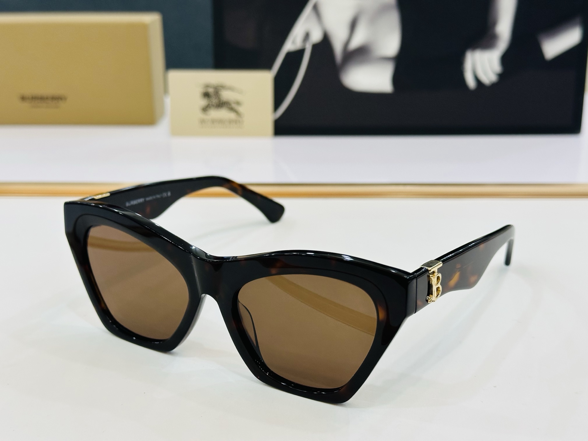 高品质✨BURBERR*✨ 巴家 BE4420 
Size：55口18-145 女款太阳眼镜得意🌲🌲 L