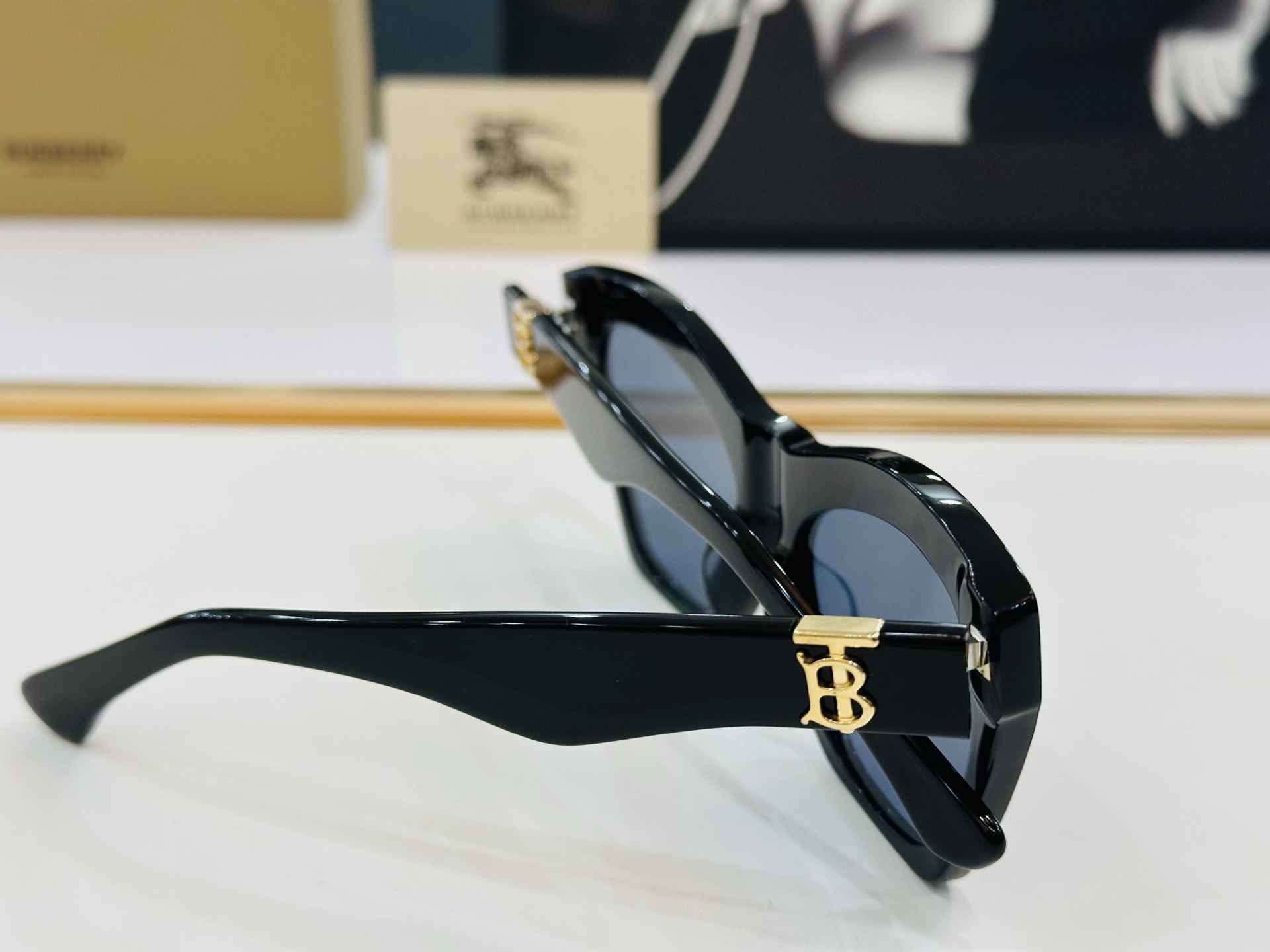 高品质✨BURBERR*✨ 巴家 BE4420 
Size：55口18-145 女款太阳眼镜得意🌲🌲 L