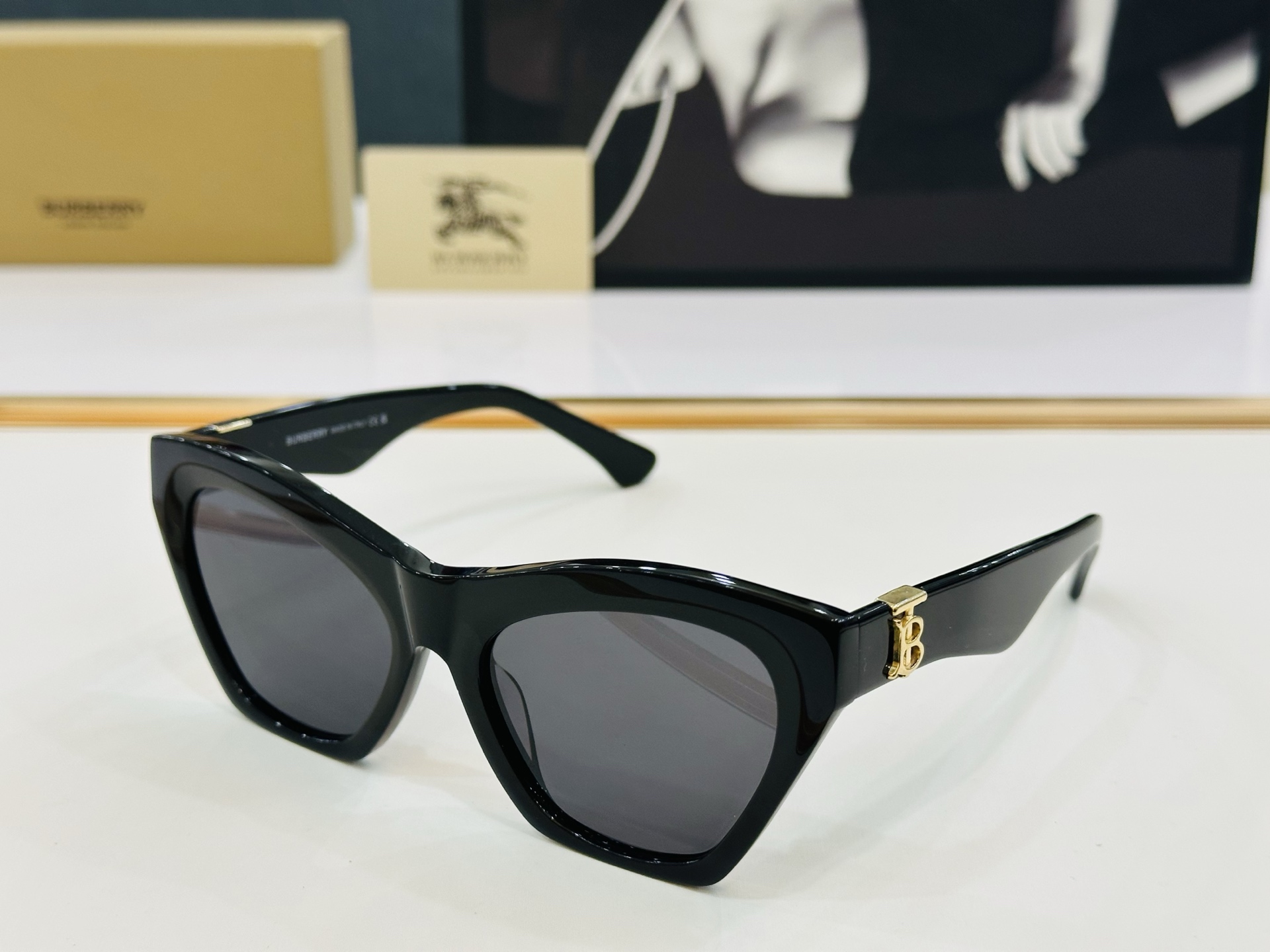 高品质✨BURBERR*✨ 巴家 BE4420 
Size：55口18-145 女款太阳眼镜得意🌲🌲 L