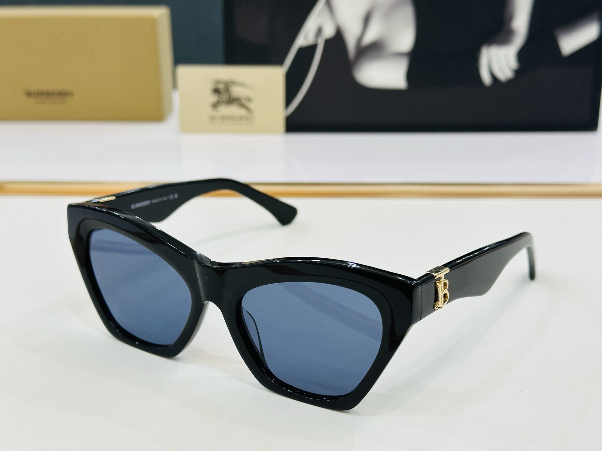 高品质✨BURBERR*✨ 巴家 BE4420 
Size：55口18-145 女款太阳眼镜得意🌲🌲 L