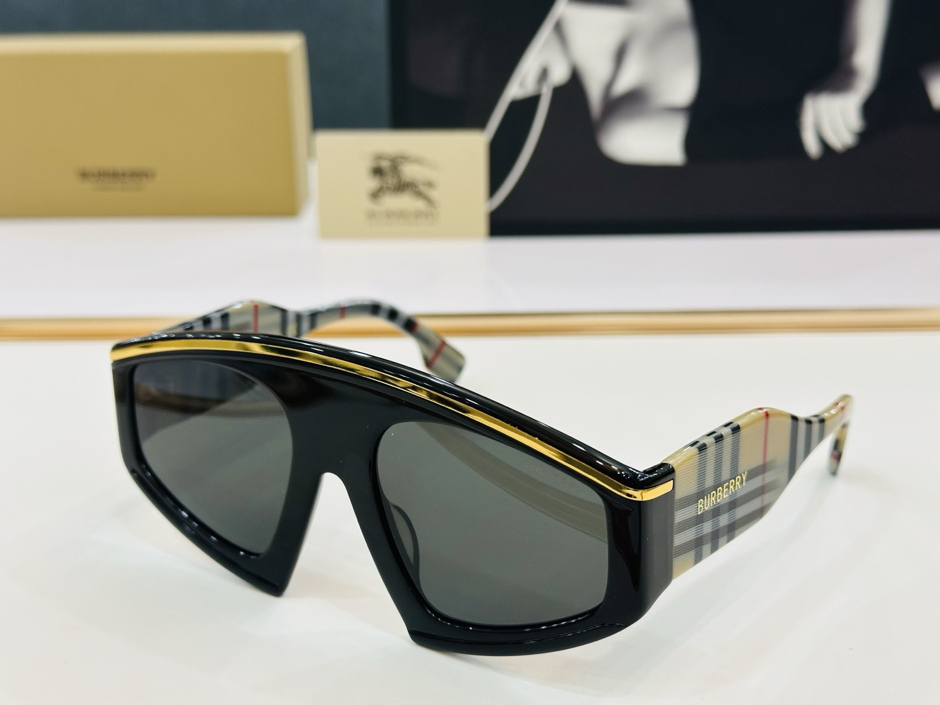 高品质✨BURBERR*✨ 巴家 BE4353     Size：56口22-135 女款太阳眼镜得意 