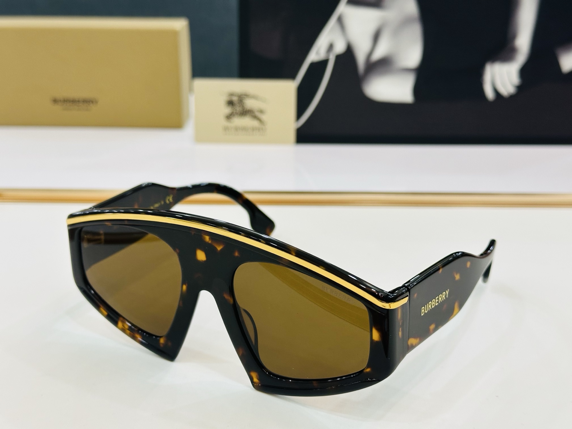 高品质✨BURBERR*✨ 巴家 BE4353     Size：56口22-135 女款太阳眼镜得意 