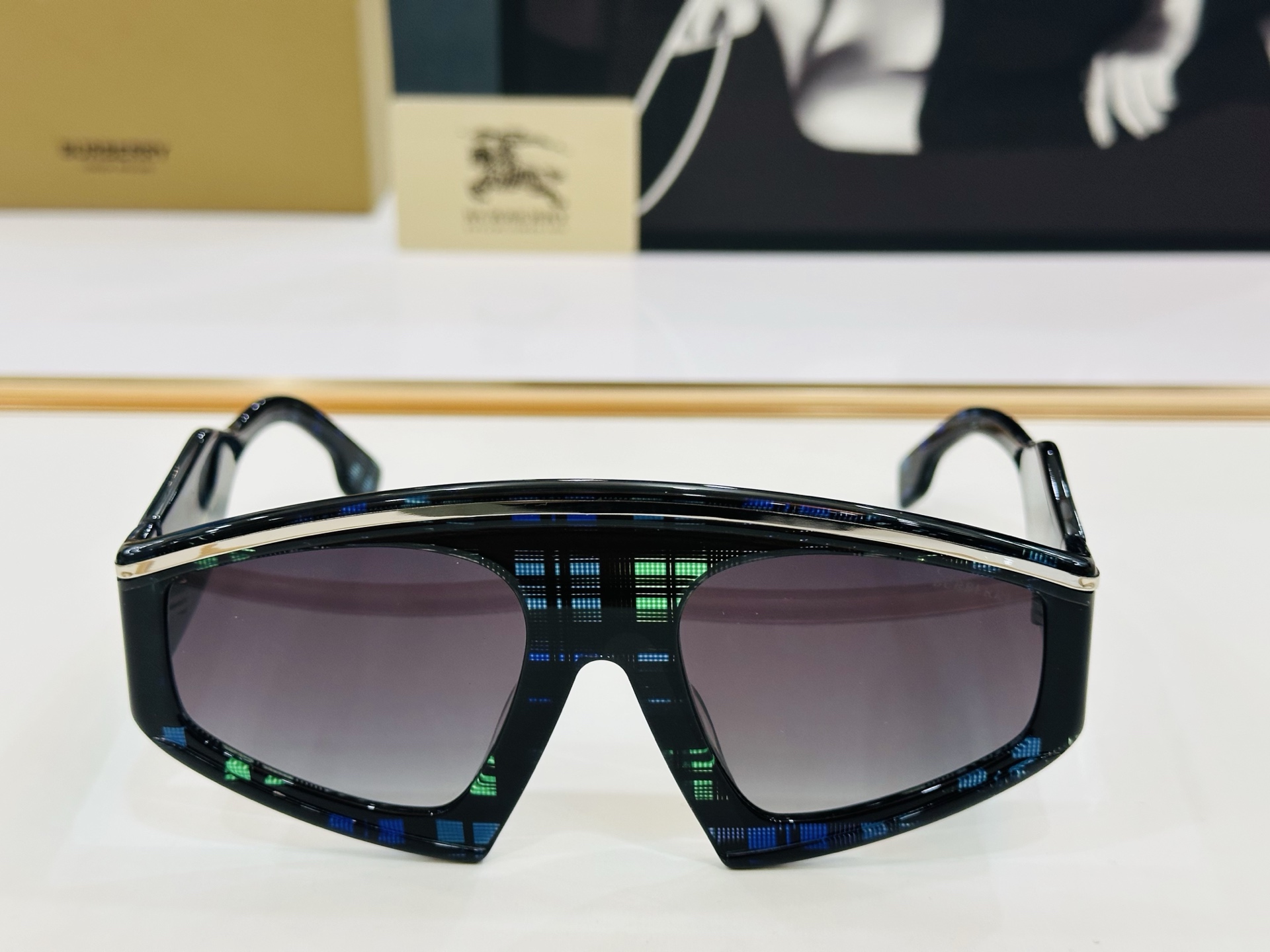 高品质✨BURBERR*✨ 巴家 BE4353     Size：56口22-135 女款太阳眼镜得意 