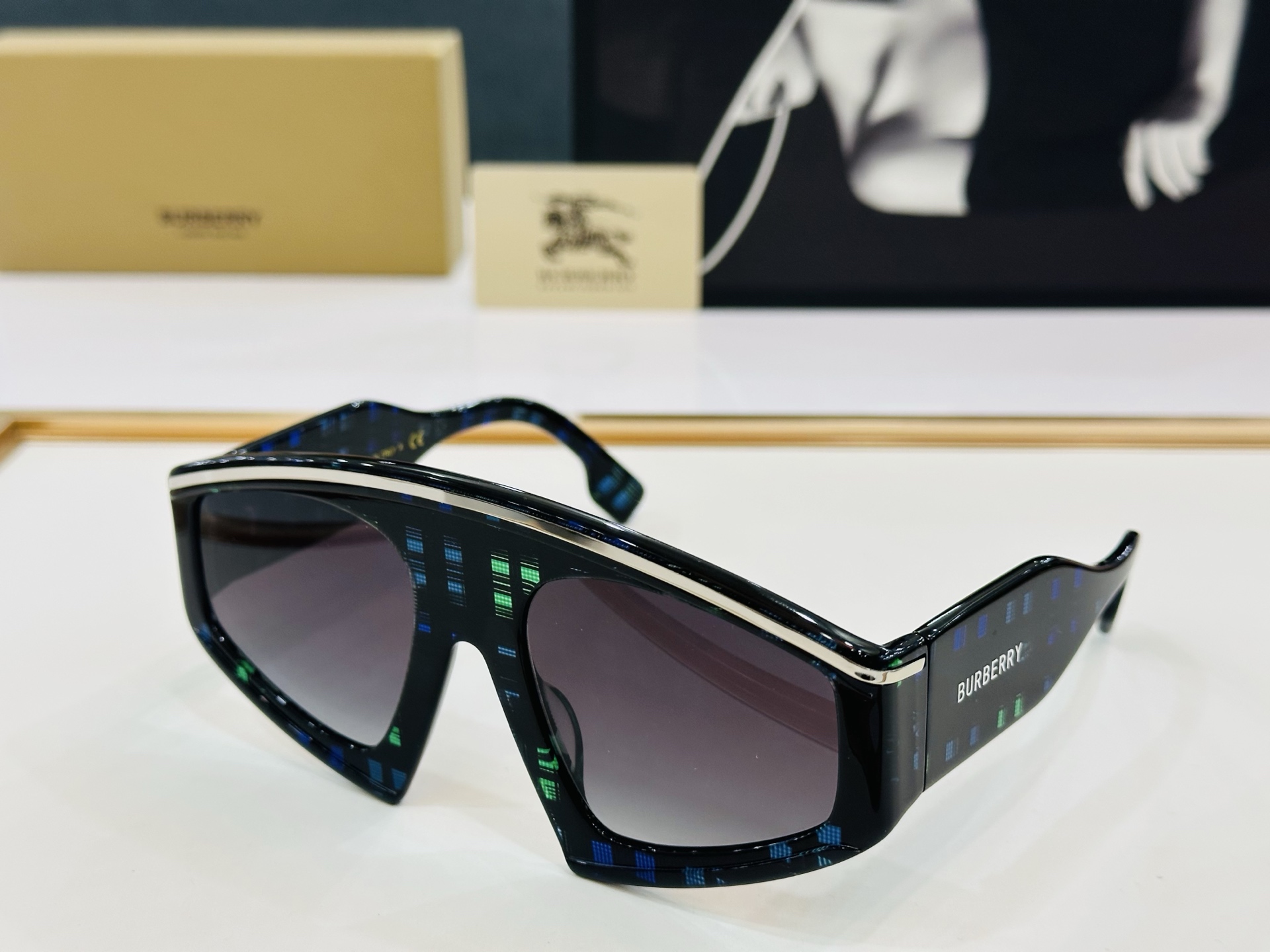 高品质✨BURBERR*✨ 巴家 BE4353     Size：56口22-135 女款太阳眼镜得意 