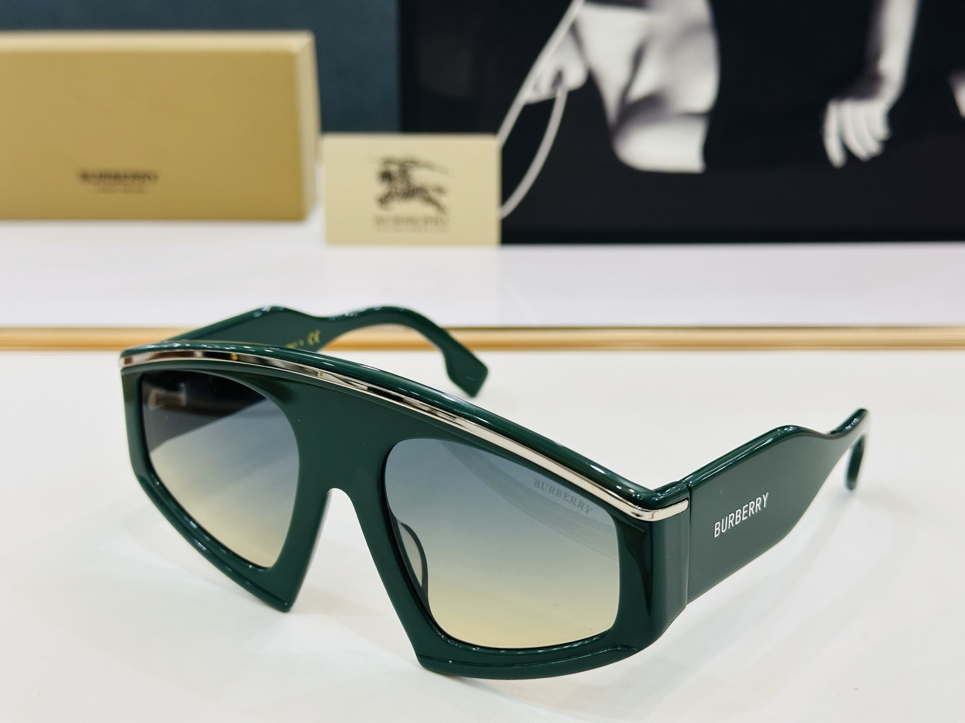 高品质✨BURBERR*✨ 巴家 BE4353     Size：56口22-135 女款太阳眼镜得意 