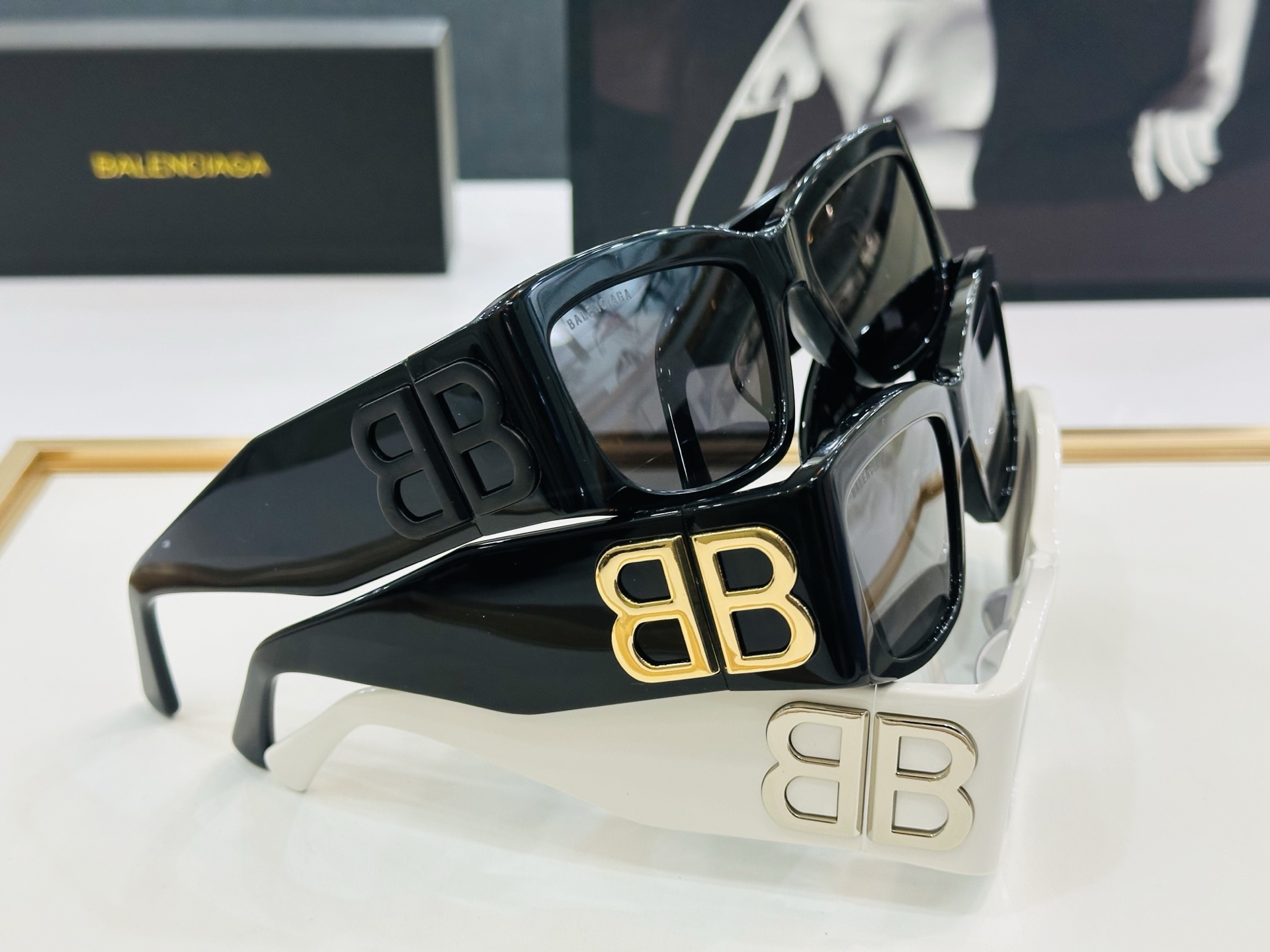 BALENCIAGA巴黎世家 BB0360S Size：56靠口19-130 一眼爱上 超级百搭造型 B
