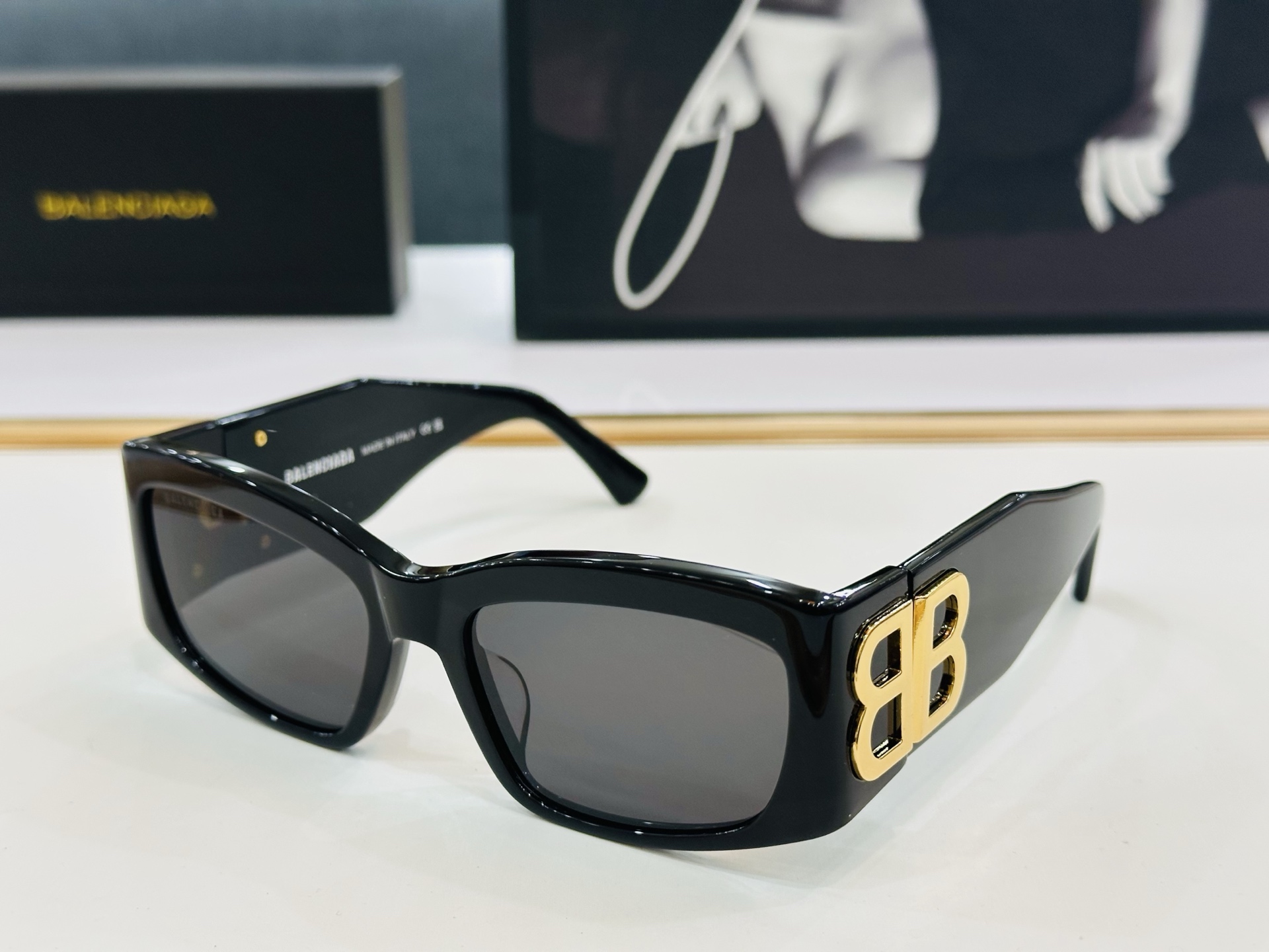 BALENCIAGA巴黎世家 BB0360S Size：56靠口19-130 一眼爱上 超级百搭造型 B