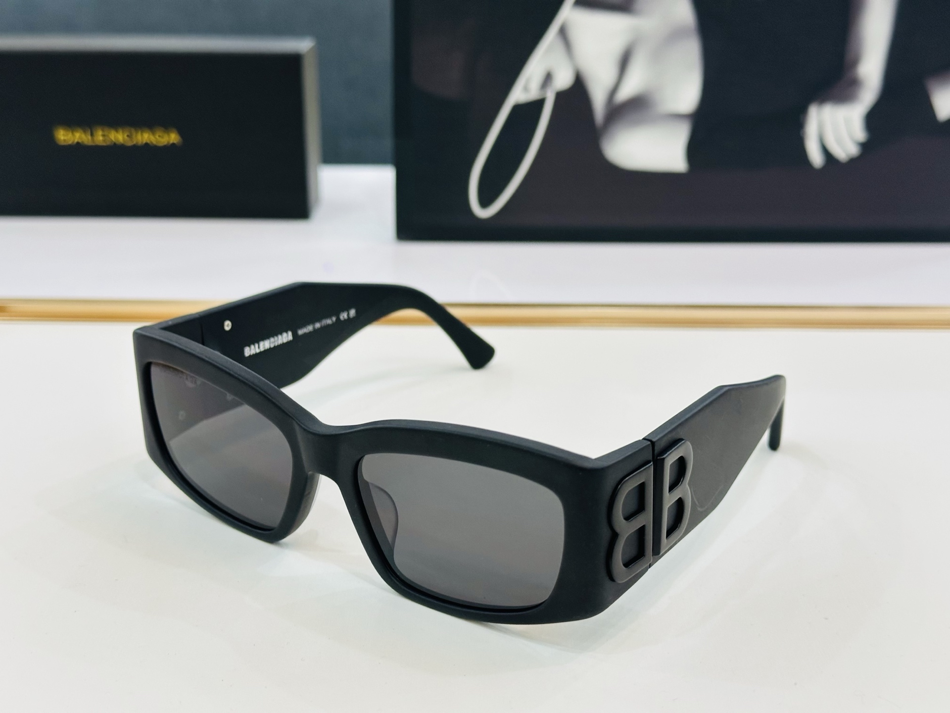 BALENCIAGA巴黎世家 BB0360S Size：56靠口19-130 一眼爱上 超级百搭造型 B