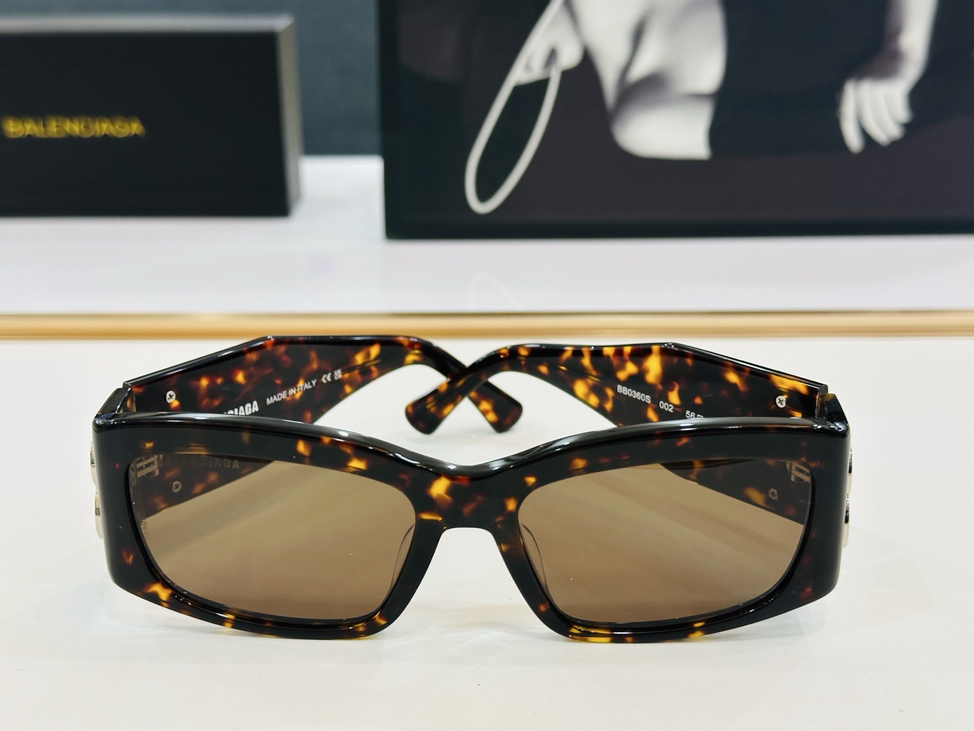 BALENCIAGA巴黎世家 BB0360S Size：56靠口19-130 一眼爱上 超级百搭造型 B