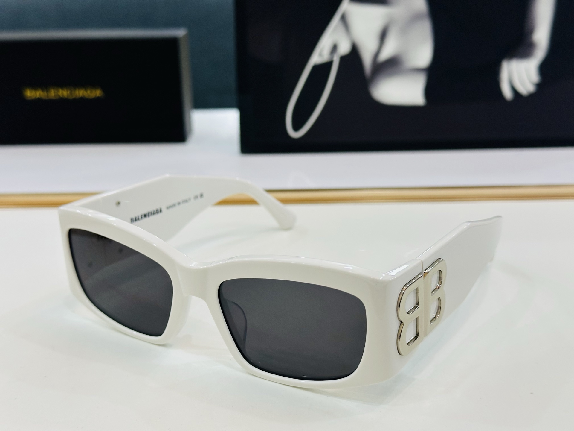 BALENCIAGA巴黎世家 BB0360S Size：56靠口19-130 一眼爱上 超级百搭造型 B