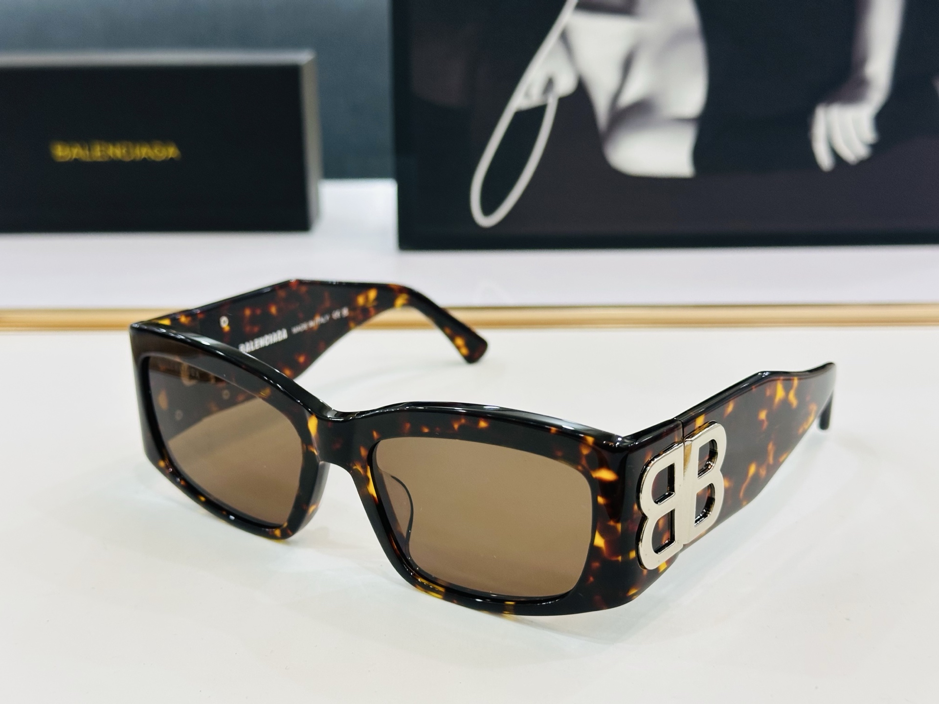BALENCIAGA巴黎世家 BB0360S Size：56靠口19-130 一眼爱上 超级百搭造型 B