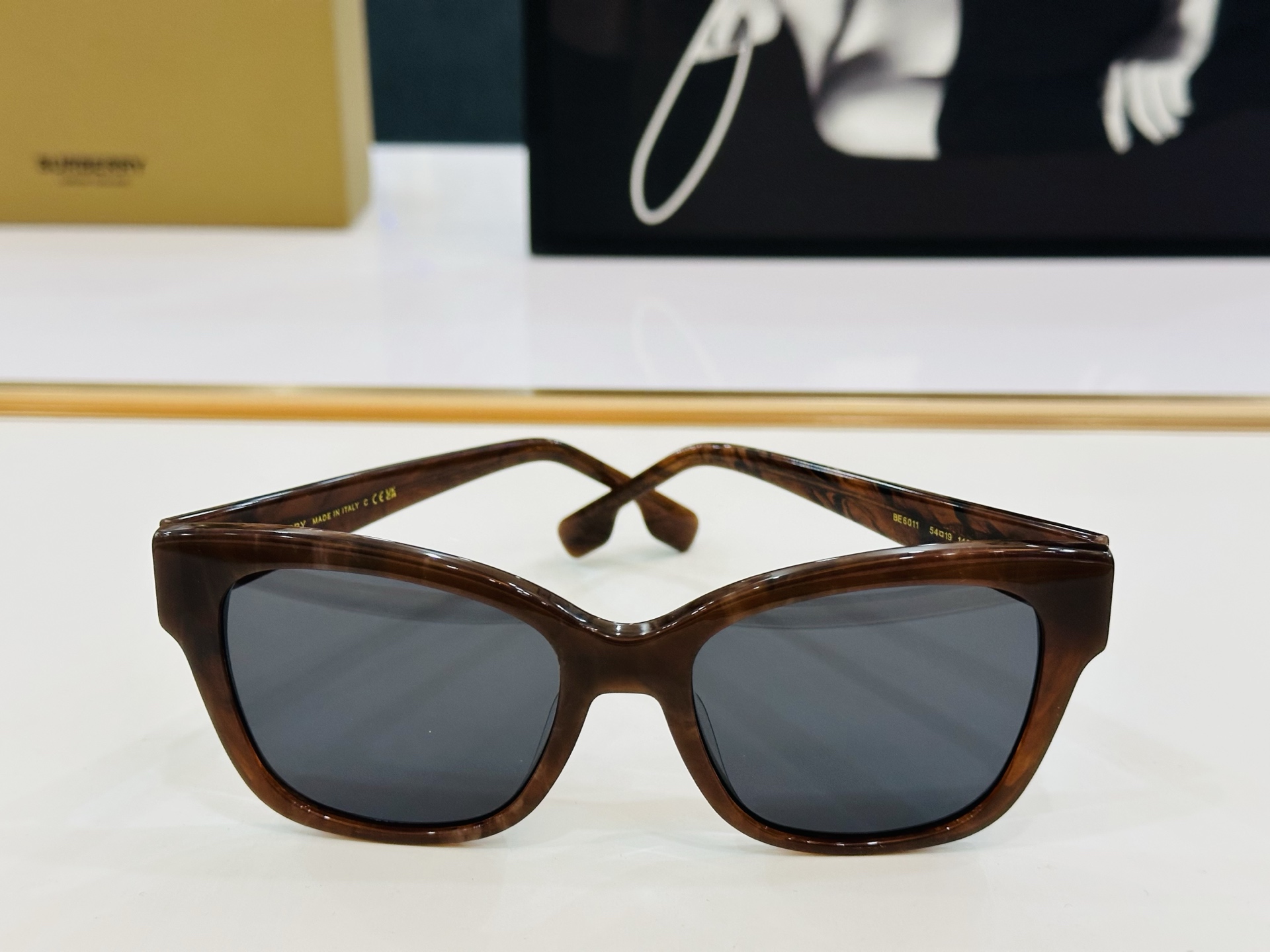 高品质✨BURBERR*✨ 巴家 BE6011 Size：54口19-140  女款太阳眼镜得意 愉快 