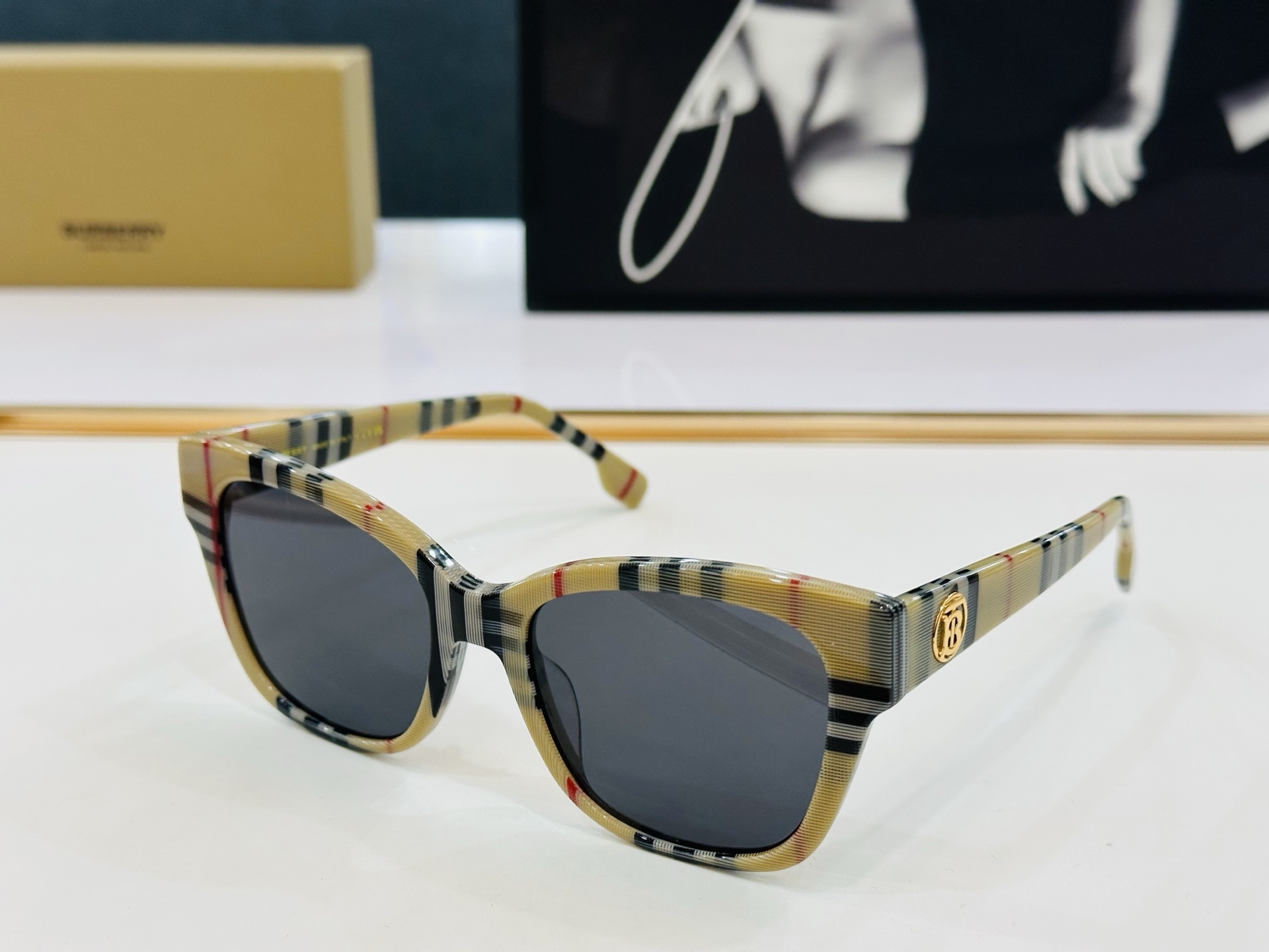 高品质✨BURBERR*✨ 巴家 BE6011 Size：54口19-140  女款太阳眼镜得意 愉快 