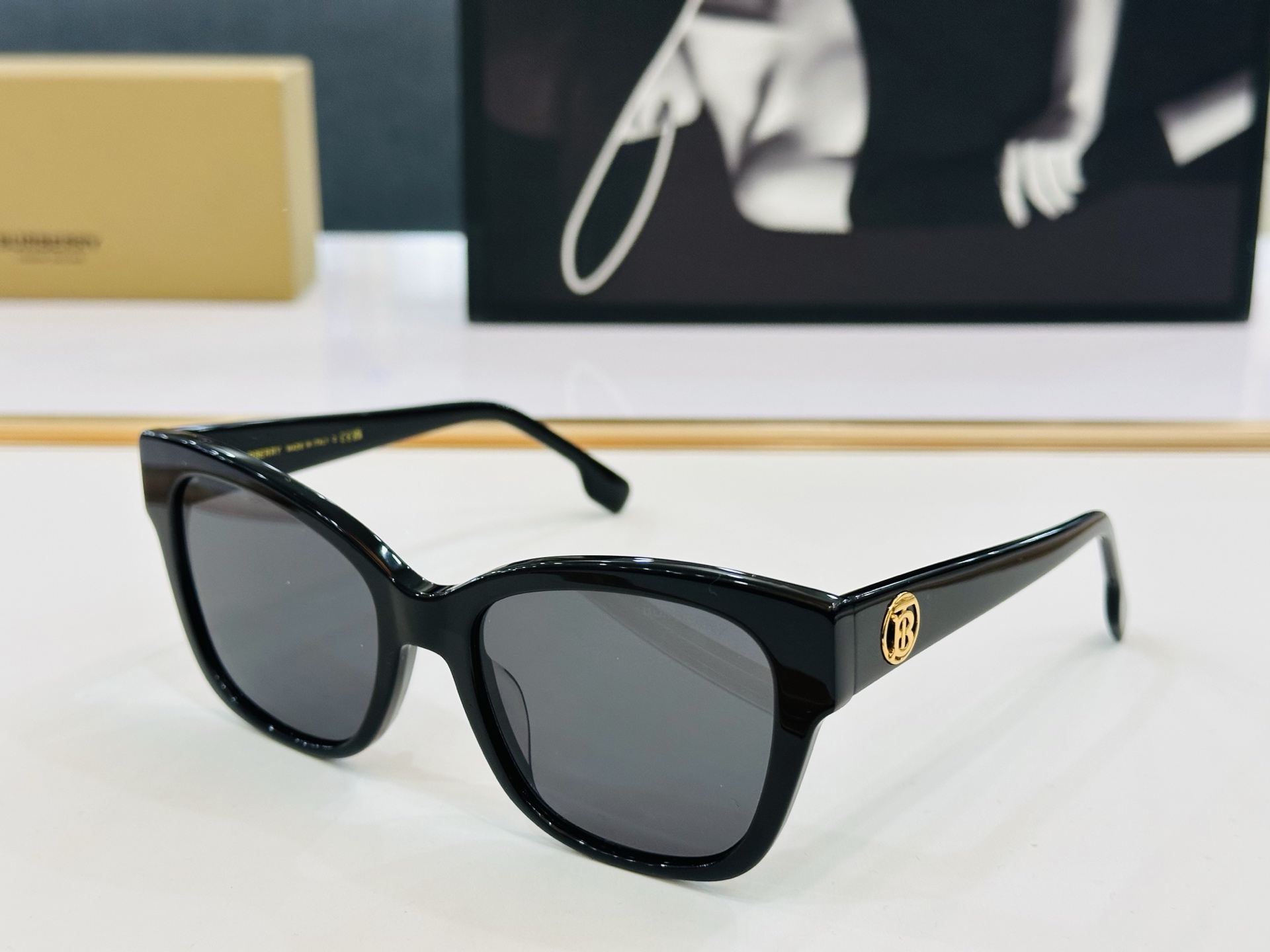 高品质✨BURBERR*✨ 巴家 BE6011 Size：54口19-140  女款太阳眼镜得意 愉快 
