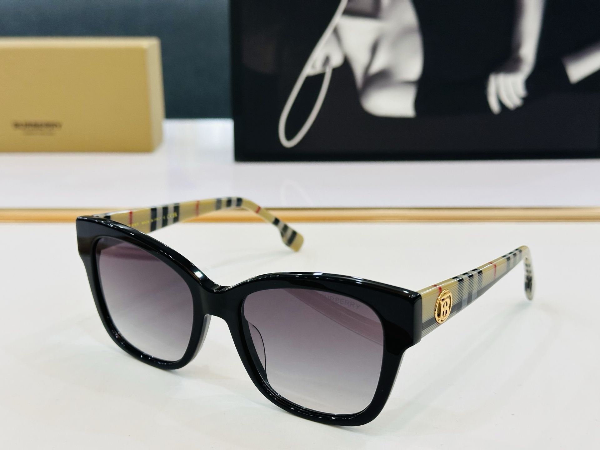 高品质✨BURBERR*✨ 巴家 BE6011 Size：54口19-140  女款太阳眼镜得意 愉快 