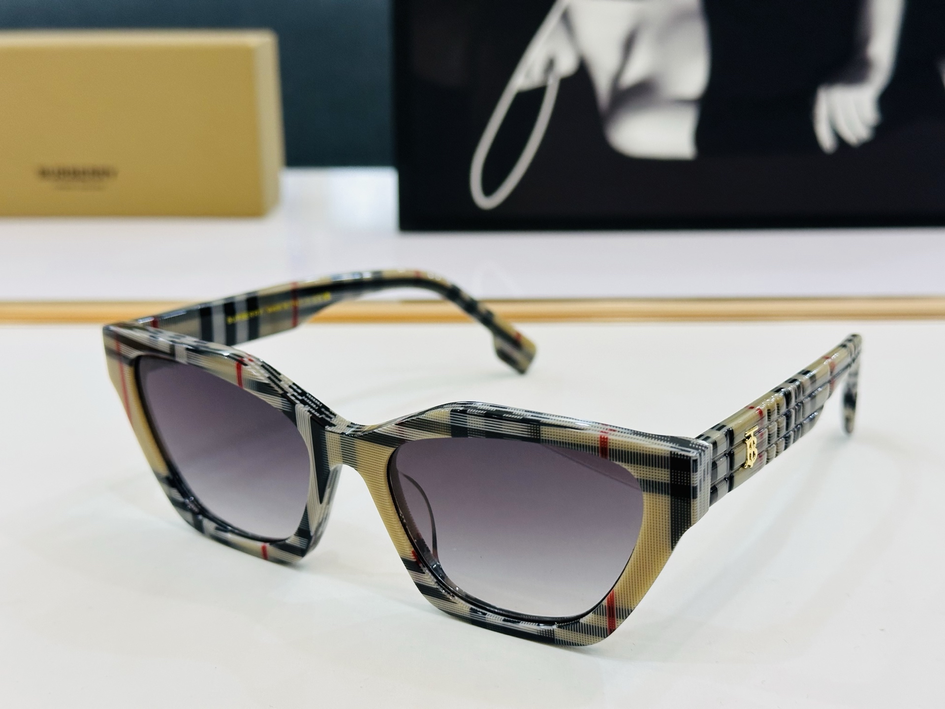 高品质✨BURBERR*✨ 巴家 BE6012 Size：55口18-145 女款太阳眼镜得意 愉快 D