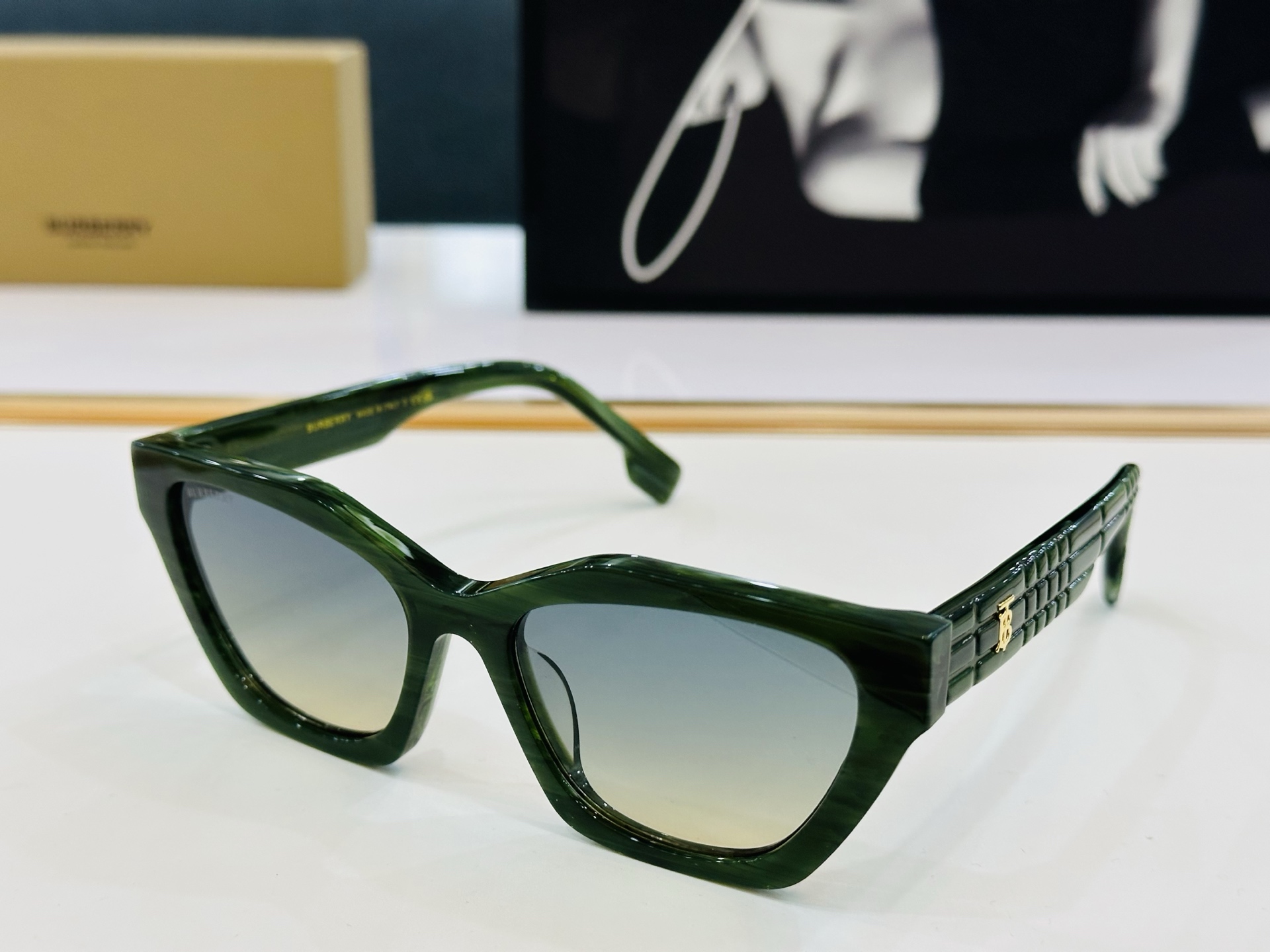 高品质✨BURBERR*✨ 巴家 BE6012 Size：55口18-145 女款太阳眼镜得意 愉快 D